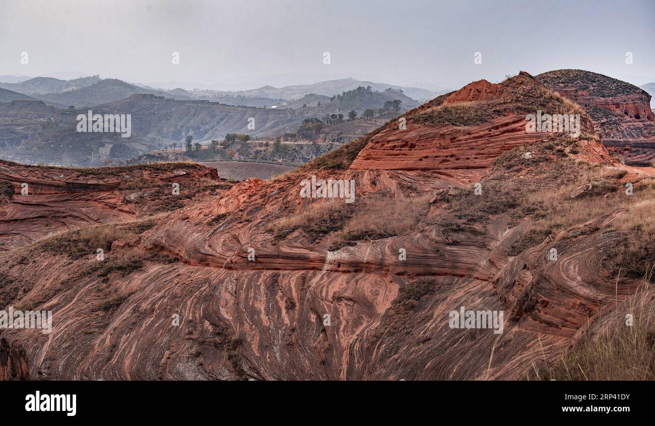 (181022) -- YAN AN, 22 ottobre 2018 -- la foto scattata il 21 ottobre 2018 mostra una vista della Danxia Landform a Wangjiawan della città di Pingqiao nel distretto di Ansai di Yan An, nella provincia dello Shaanxi della Cina nordoccidentale. Danxia landform è un tipo unico di geomorfologia formata da arenarie di colore rosso e caratterizzata da ripide scogliere. Yxb) CHINA-SHAANXI-WANGJIAWAN-DANXIA LANDFORM(CN) TaoxMing PUBLICATIONxNOTxINxCHN Foto Stock