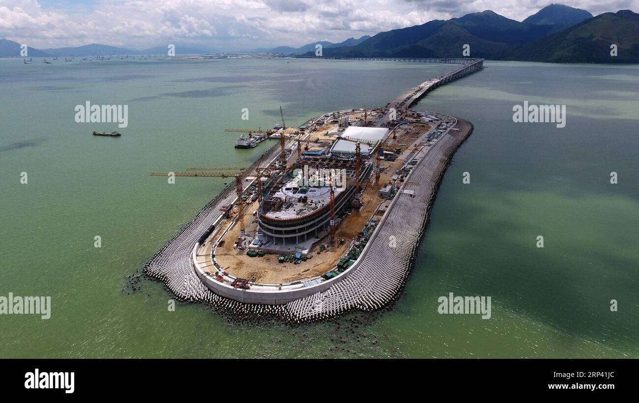 (181022) -- ZHUHAI, 22 ottobre 2018 -- foto aerea scattata il 4 luglio 2017 mostra il cantiere del ponte Hong Kong-Zhuhai-Macao nelle acque di Lingdingyang, nel sud della Cina. Il ponte Hong Kong-Zhuhai-Macao sarà ufficialmente aperto al traffico alle 9.00 del 24 ottobre. Il ponte lungo 55 chilometri, situato nelle acque Lingdingyang dell'estuario del fiume delle Perle, sarà il ponte marittimo più lungo del mondo. La costruzione è iniziata il 15 dicembre 2009. Riduce il tempo di viaggio tra Hong Kong e Zhuhai da tre ore ad appena 30 minuti, integrando ulteriormente le città nel delta del fiume delle Perle. Foto Stock