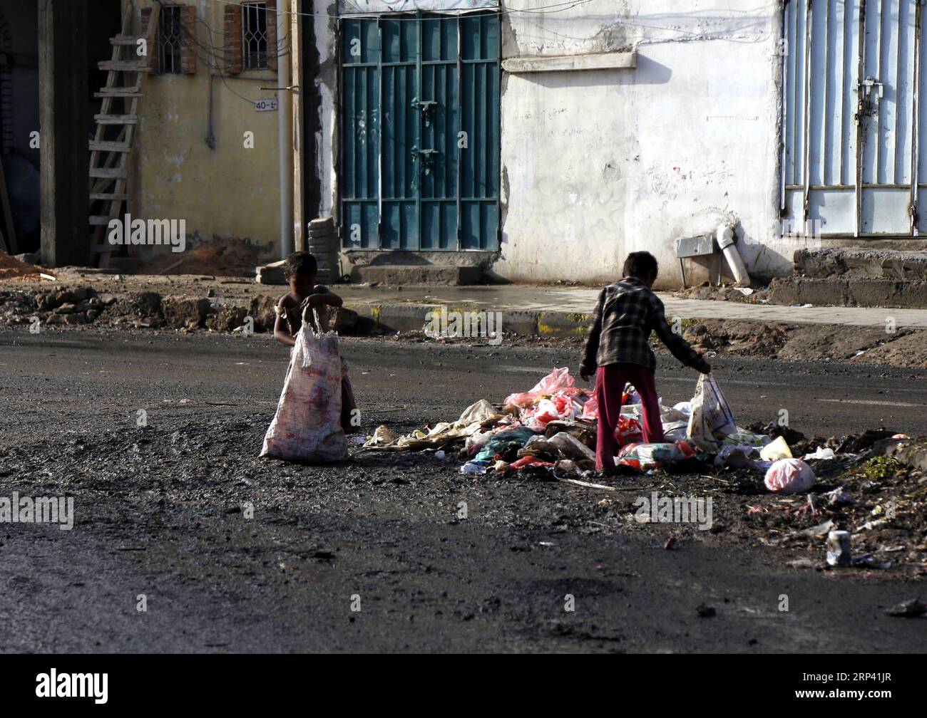 (181022) -- SANAA, 22 ottobre 2018 -- i bambini yemeniti raccolgono articoli di plastica dalla spazzatura per vendere e ottenere vantaggi finanziari, a Sanaa, Yemen, il 22 ottobre 2018. Milioni di bambini e famiglie disperati in tutto lo Yemen potrebbero presto essere senza cibo, acqua pulita o servizi igienici a causa della crescente crisi economica e della violenza incessante nella città portuale di Hodeidah, ha avvertito il Fondo delle Nazioni Unite per l'infanzia (UNICEF) giovedì scorso. ) (Qxy) YEMEN-SANAA-CHILDREN-WATER MohammedxMohammed PUBLICATIONxNOTxINxCHN Foto Stock