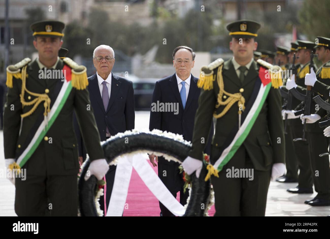 (181023) -- RAMALLAH, 23 ottobre 2018 () -- il vicepresidente cinese Wang Qishan pone una corona sulla tomba del defunto leader palestinese Yasser Arafat a Ramallah, 23 ottobre 2018. (/Fadi Arouri) (wyo) PALESTINE-CHINA-WANG QISHAN-HAMDALLAH-MEETING xinhua PUBLICATIONxNOTxINxCHN Foto Stock