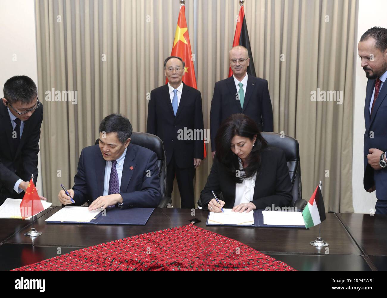 (181023) -- RAMALLAH, 23 ottobre 2018 -- il vicepresidente cinese Wang Qishan e il primo ministro palestinese rami Hamdallah hanno assistito alla firma di un memorandum d'intesa sull'avvio dei colloqui di libero scambio tra Cina e Palestina e di altri documenti a Ramallah, 23 ottobre 2018. ) (Zyd) PALESTINE-CHINA-WANG QISHAN-HAMDALLAH-MEMORANDUM PangxXinglei PUBLICATIONxNOTxINxCHN Foto Stock