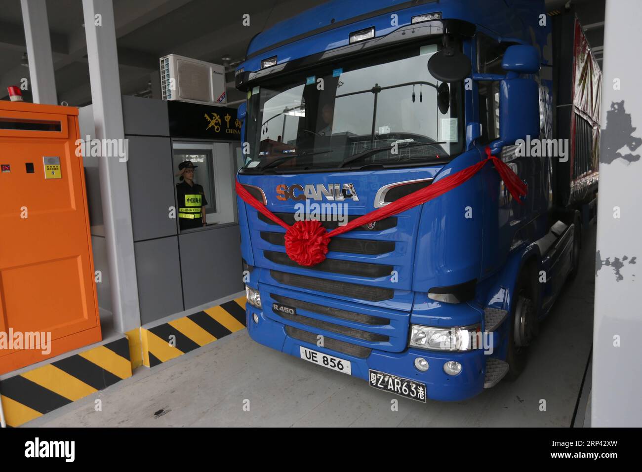 (181024) -- ZHUHAI, 24 ottobre 2018 -- Un camion arriva all'ispezione doganale del porto di Zhuhai del ponte Hong Kong-Zhuhai-Macao a Zhuhai, nella provincia del Guangdong della Cina meridionale, 24 ottobre 2018. Il ponte Hong Kong-Zhuhai-Macao, il ponte sul mare più lungo del mondo, è stato aperto al traffico pubblico alle 9 del mattino di mercoledì. (ZYD) PONTE CINA-HONG KONG-ZHUHAI-MACAO-TRAFFICO PUBBLICO (CN) ZHANGXJIAYANG PUBLICATIONXNOTXINXCHN Foto Stock