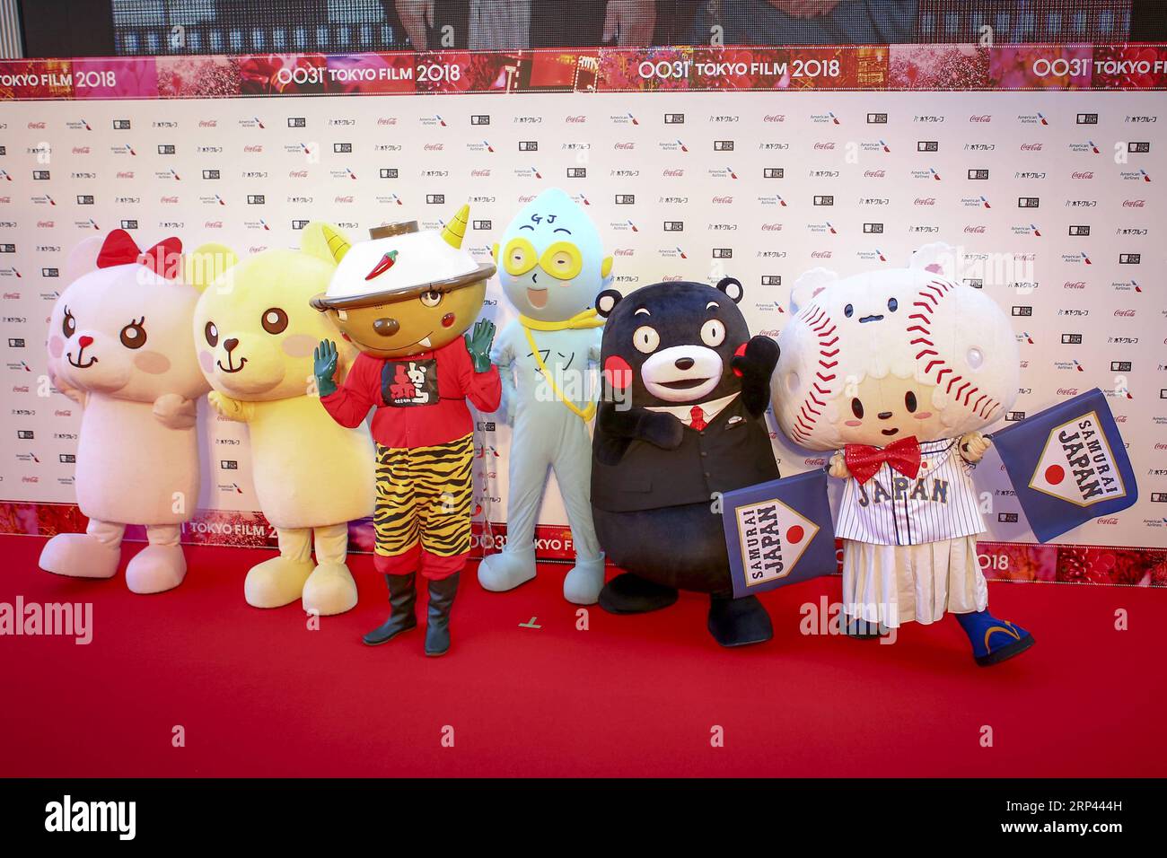 (181025) -- TOKYO, 25 ottobre 2018 -- Mascotte posano per una foto durante una cerimonia di apertura del Tokyo International Film Festival a Tokyo, Giappone, il 25 ottobre 2018. ) (dtf) JAPAN-TOKYO-FILM-FESTIVAL MaxCaoran PUBLICATIONxNOTxINxCHN Foto Stock