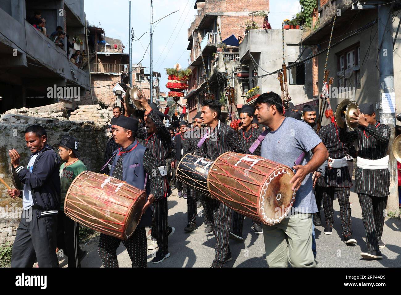 (181025) -- KATHMANDU, 25 ottobre 2018 -- la gente suona il tamburo tradizionale per celebrare il festival Hadigaun in una strada a Kathmandu, Nepal, 25 ottobre 2018. Il festival Hadigaun è un festival unico celebrato ogni anno dopo il festival di Dashain). (yg) NEPAL-KATHMANDU-CULTURE-HADIGAUN FESTIVAL sunilxsharma PUBLICATIONxNOTxINxCHN Foto Stock