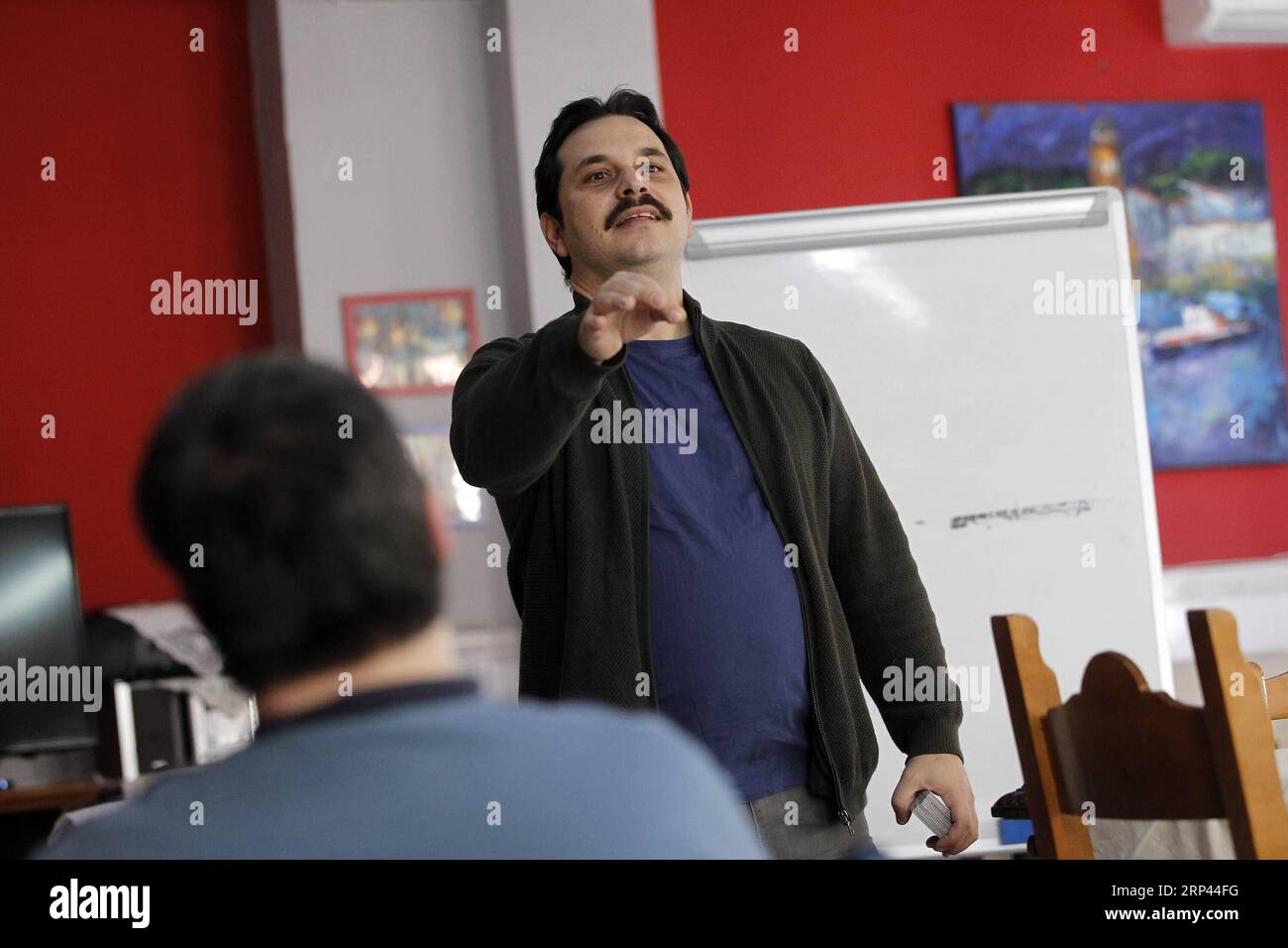 (181026) -- ATENE, 26 ottobre 2018 -- l'attore della compagnia teatrale Seveneleven, Notis Paraskevopoulos(R) è visto preparare un dramma teatrale con persone anziane con demenza ad Atene, 25 ottobre 2018. Canzoni, Risate, spettacoli teatrali e un gruppo di anziani che sorridono e si divertono -- questo non è un tipico quadro della vita di tutti i giorni in una casa di cura. Ma è di tanto in tanto ripetuto in dieci unità geriatriche in tutta Atene e nei suoi sobborghi. DA NON PERDERE: Le case di cura di Atene accolgono attori greci) (yk) GRECIA-ATENE-CASE DI CURA-TEATRO MariosxLolos PUBLICATIONxNOTxINxCHN Foto Stock