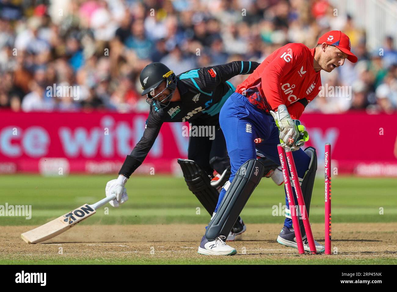 Birmingham, Inghilterra. 3 settembre 2023. Il Devon Conway della nuova Zelanda è gestito dall'inglese Jos Buttler durante il T20 International match tra Inghilterra e nuova Zelanda all'Edgbaston Cricket Ground. Crediti: Ben Whitley/Alamy Live News Foto Stock