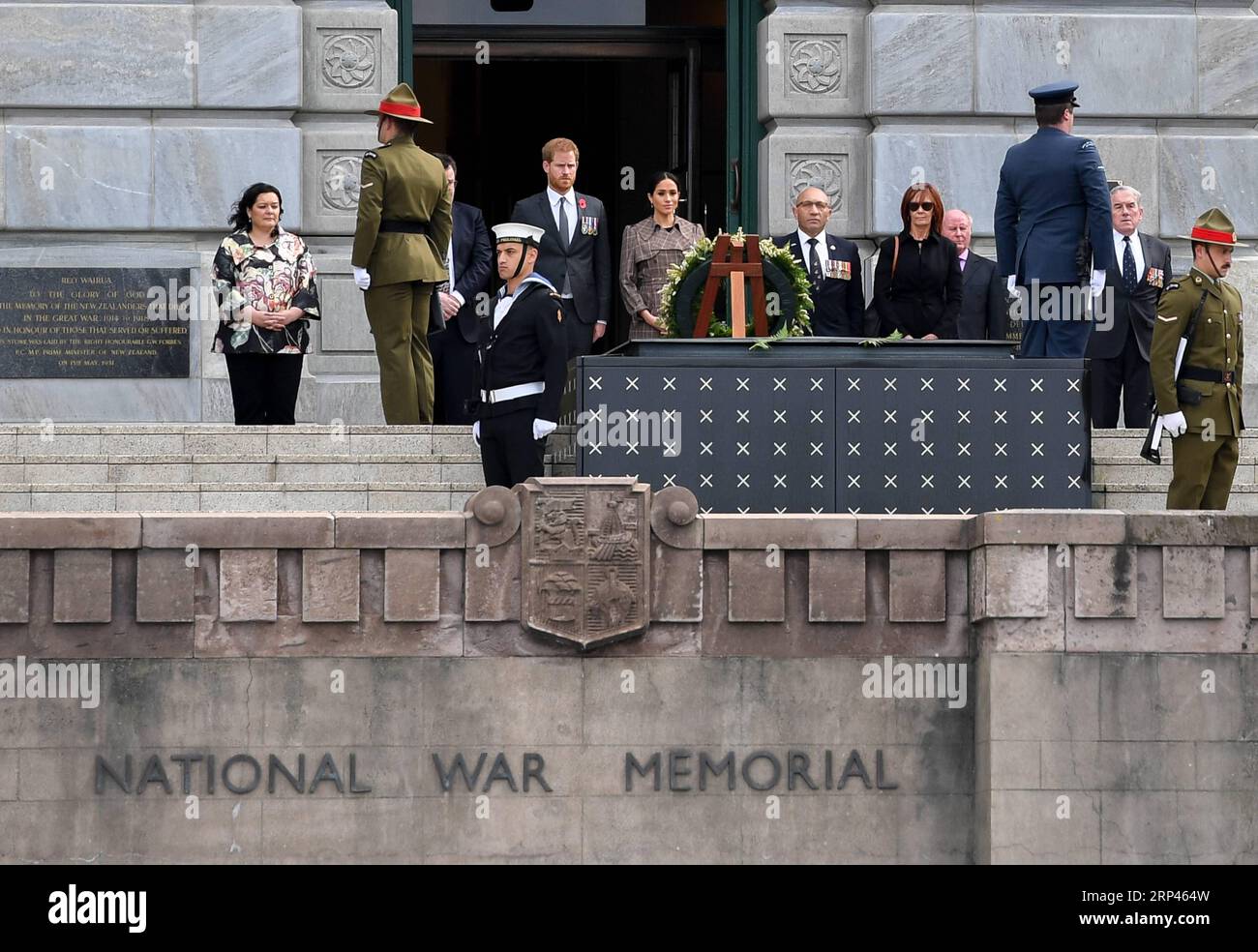 (181028) - WELLINGTON, 28 ottobre 2018 -- Gran Bretagna S Prince Harry (C-L), Duca di Sussex e sua moglie Meghan (C-R), Duchessa di Sussex, assistono a una cerimonia al Pukeahu National War Memorial Park a Wellington, nuova Zelanda, 28 ottobre 2018. La coppia reale ha iniziato domenica la visita di quattro giorni in nuova Zelanda. )(zhf) NEW ZEALAND-WELLINGTON-BRITAIN-HARRY-MEGHAN-VISIT GuoxLei PUBLICATIONxNOTxINxCHN Foto Stock