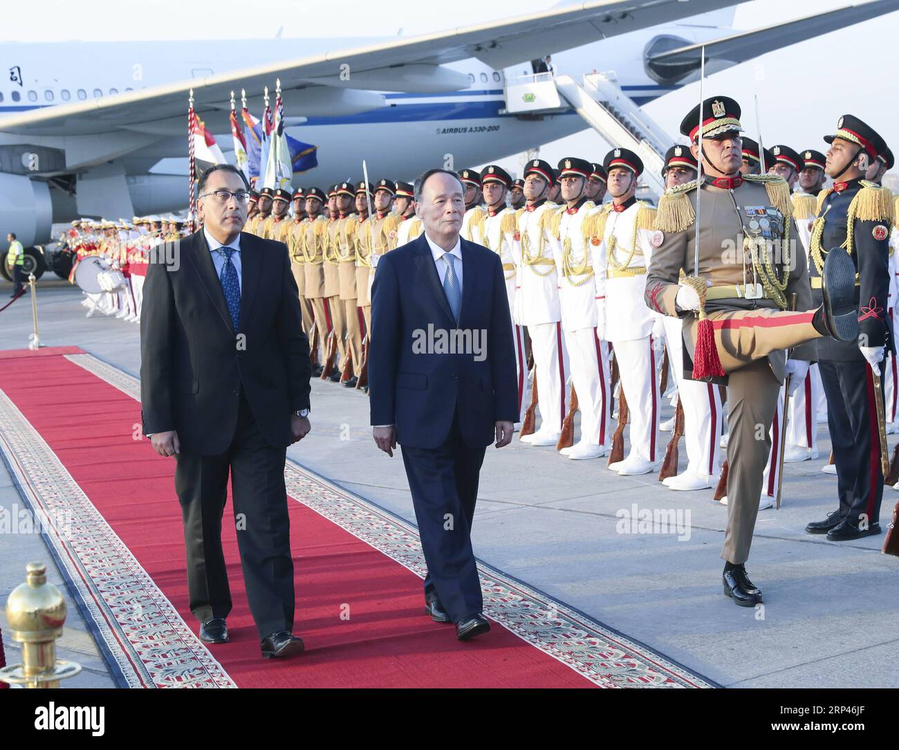 (181028) -- CAIRO, 28 ottobre 2018 -- IL vicepresidente cinese Wang Qishan partecipa a una cerimonia di benvenuto tenuta dal primo ministro egiziano Mostafa Madbouly all'aeroporto del Cairo, in Egitto, 26 ottobre 2018. Wang ha visitato l'Egitto su invito del primo ministro egiziano Mostafa Madbouly. (wsw) CHINA-EGYPT-WANG QISHAN-VISIT PangxXinglei PUBLICATIONxNOTxINxCHN Foto Stock