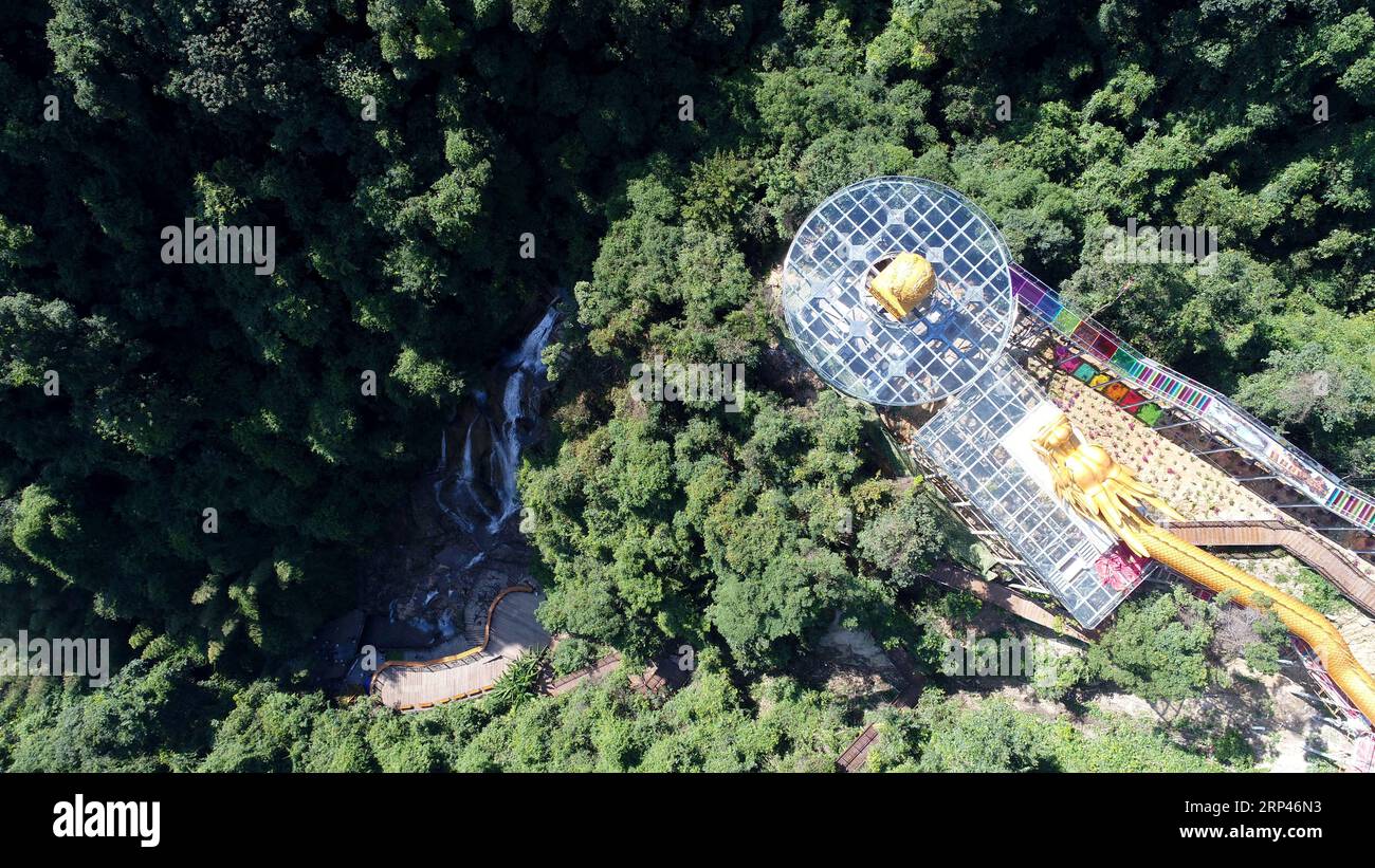 (181028) -- GUANGZHOU, 28 ottobre 2018 -- foto aerea scattata il 28 ottobre 2018 mostra la piattaforma con fondo in vetro nella zona panoramica della cascata del monte Tianzi a Qingyuan, nella provincia del Guangdong della Cina meridionale. )(wsw) CHINA-GUANGZHOU-QINGYUAN-SCENARIOS (CN) ZhangxJiayang PUBLICATIONxNOTxINxCHN Foto Stock