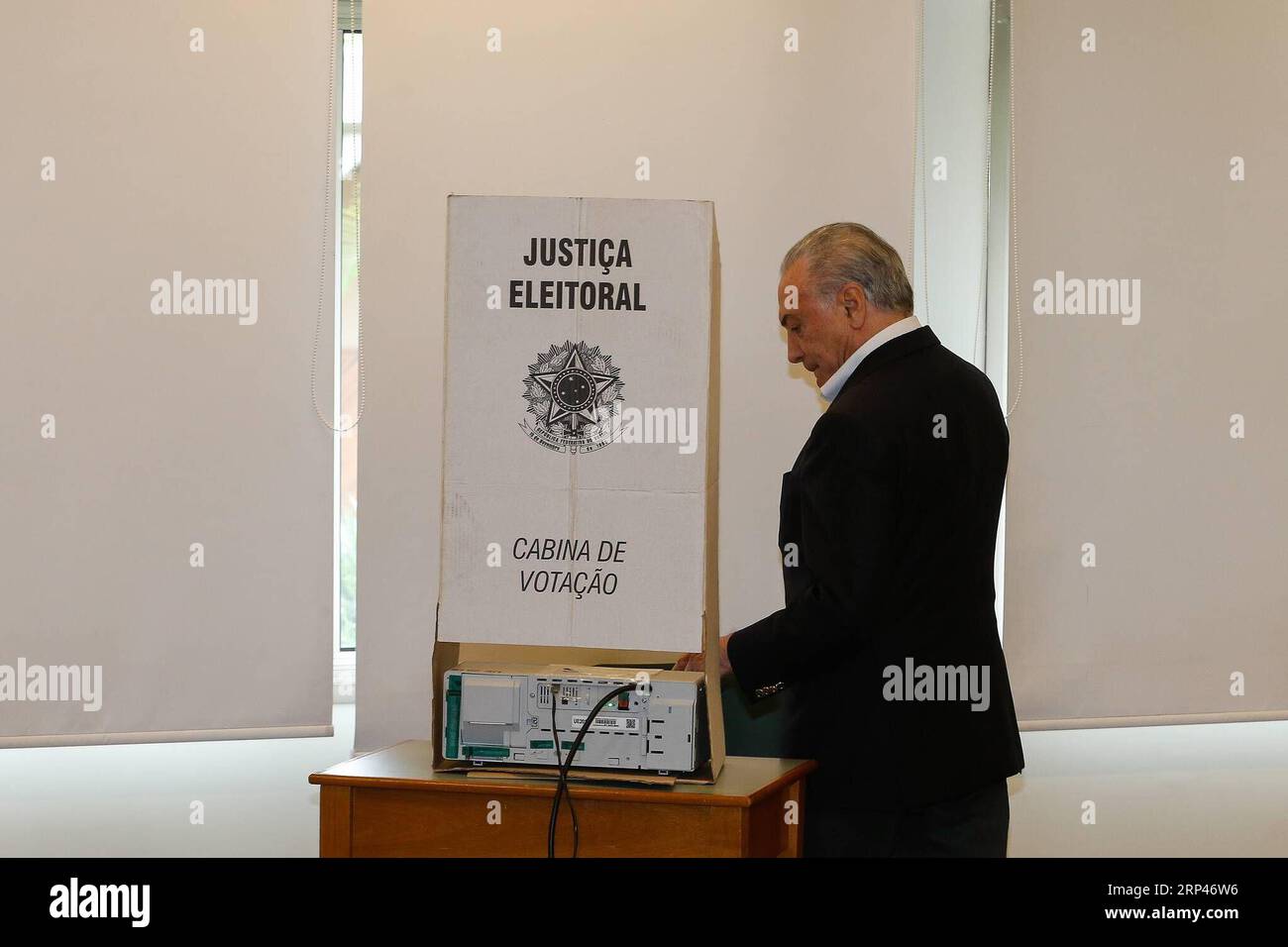 (181028) -- SAN PAOLO, 28 ottobre 2018 -- il presidente brasiliano Michel Temer esprime il suo voto durante il secondo turno delle elezioni generali brasiliane a San Paolo, Brasile, il 28 ottobre 2018. Il secondo turno delle elezioni generali brasiliane è iniziato domenica mattina, con gli elettori di tutto il paese che si dirigono verso i sondaggi per scegliere un nuovo presidente e 14 governatori statali. Presidenza del Brasile/) BRASILE-SAN PAOLO-ELEZIONI GENERALI-SECONDO TURNO CesarxItibere PUBLICATIONxNOTxINxCHN Foto Stock