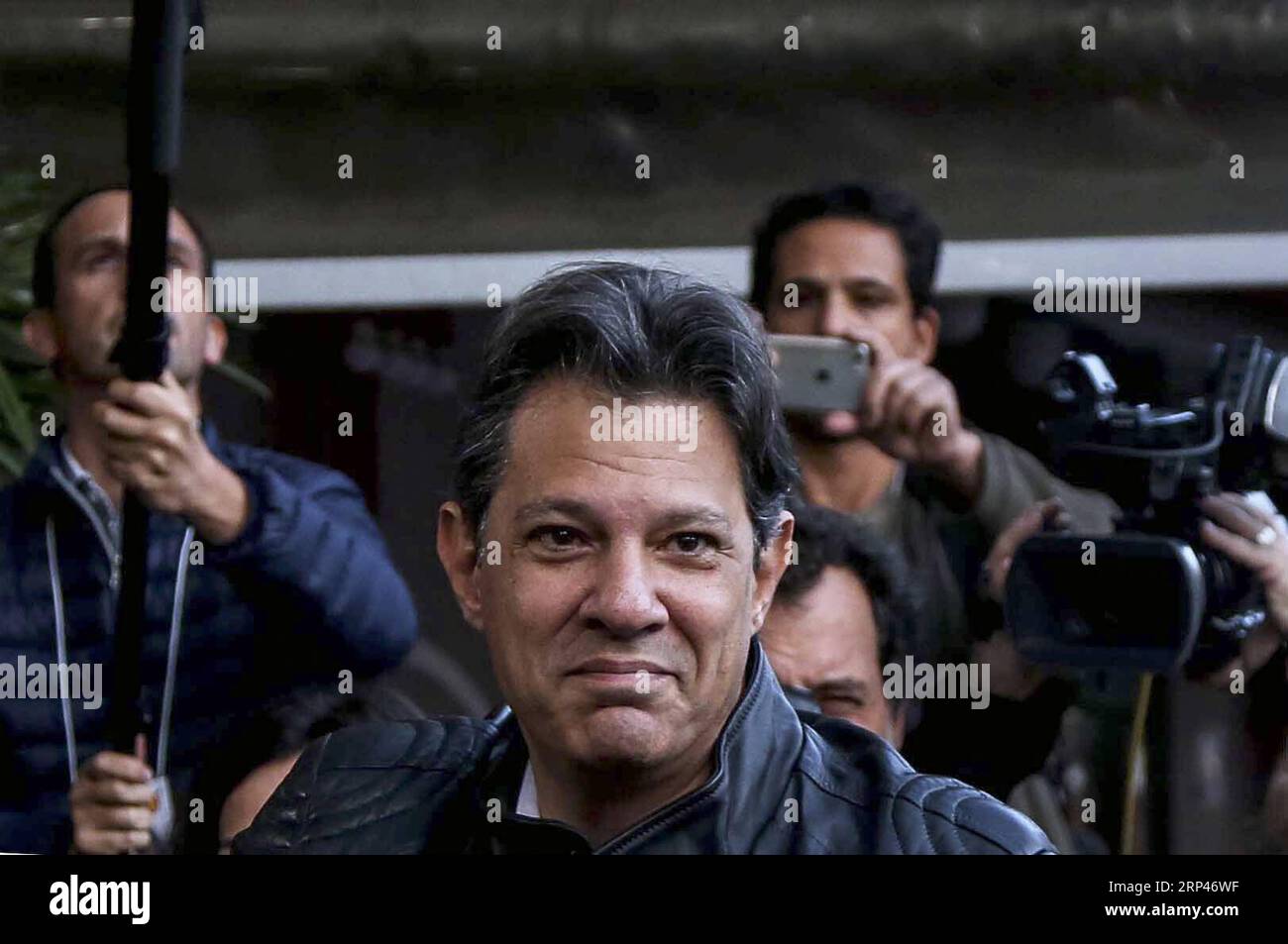 (181028) -- SAN PAOLO, 28 ottobre 2018 -- Fernando Haddad (C), candidato presidenziale del Partito dei lavoratori brasiliano, arriva in un hotel per attendere i risultati delle elezioni presidenziali brasiliane, a San Paolo, Brasile, il 28 ottobre 2018. Il candidato di destra Jair Bolsonaro ha vinto il ballottaggio presidenziale del Brasile domenica. Con il 99,21% dei voti contati, Bolsonaro aveva il 55,24% dei voti validi e il suo avversario, Fernando Haddad, aveva il 44,76%. BRASILE-SAN PAOLO-ELEZIONI PRESIDENZIALI-RISULTATI RAHELXPATRASSO PUBLICATIONXNOTXINXCHN Foto Stock