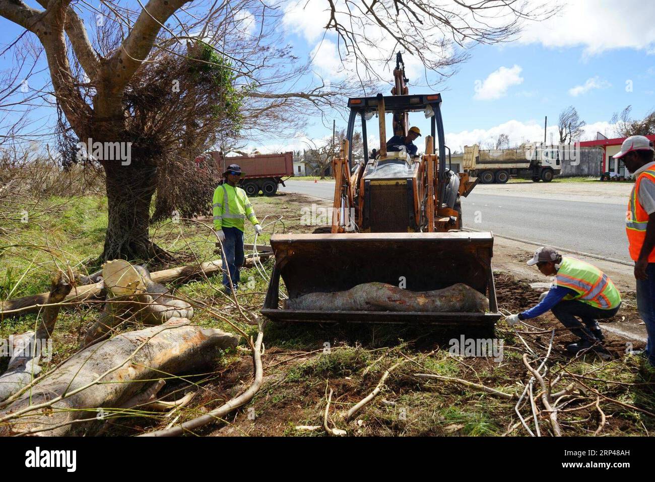 (181030) -- SAIPAN, 30 ottobre 2018 -- i lavoratori puliscono la strada all'esterno dell'aeroporto internazionale di Saipan, il Commonwealth delle Isole Marianne Settentrionali (CNMI), 30 ottobre 2018. Il Super Typhoon Yutu, che ha colpito i territori dell'isola durante la notte di mercoledì scorso, ha causato ingenti danni alle infrastrutture critiche delle isole Saipan e Tinian, incluso l'aeroporto di Saipan. (Djj) ISOLE MARIANNE SETTENTRIONALI-SAIPAN-TYPHOON GaoxShan PUBLICATIONxNOTxINxCHN Foto Stock