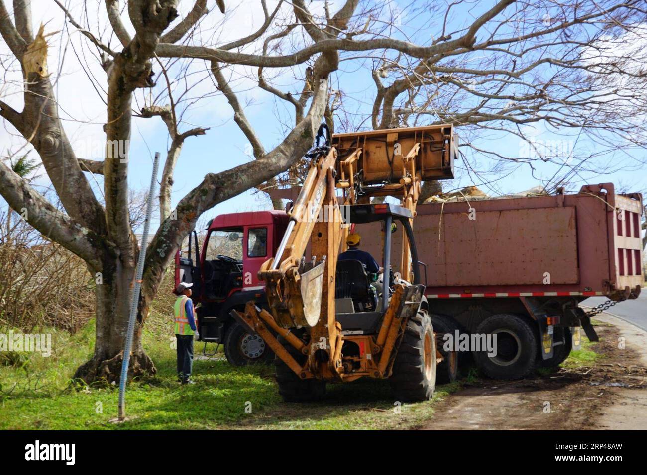 (181030) -- SAIPAN, 30 ottobre 2018 -- i lavoratori puliscono la strada all'esterno dell'aeroporto internazionale di Saipan, il Commonwealth delle Isole Marianne Settentrionali (CNMI), 30 ottobre 2018. Il Super Typhoon Yutu, che ha colpito i territori dell'isola durante la notte di mercoledì scorso, ha causato ingenti danni alle infrastrutture critiche delle isole Saipan e Tinian, incluso l'aeroporto di Saipan. (Djj) ISOLE MARIANNE SETTENTRIONALI-SAIPAN-TYPHOON GaoxShan PUBLICATIONxNOTxINxCHN Foto Stock