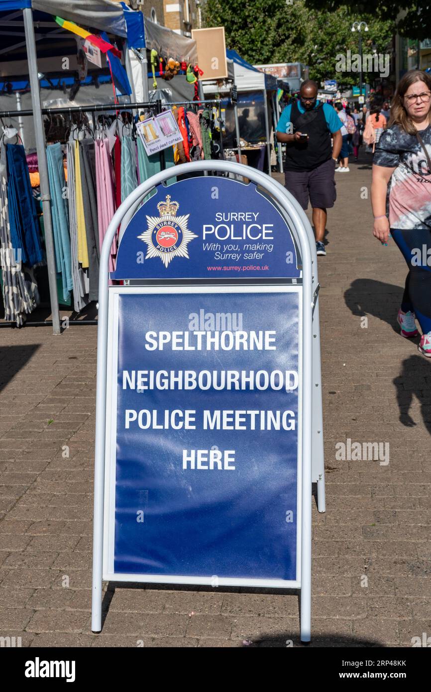 Cartello o cartello della polizia di Surrey - Spelthorne Neighbourhood Police Meeting here, sulla strada principale di Staines-upon-Thames, Surrey, Inghilterra, Regno Unito Foto Stock