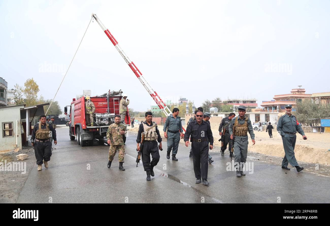 (181031) -- KABUL, 31 ottobre 2018 -- i membri delle forze di sicurezza afghane effettuano ispezioni sul sito di un attentato suicida a Kabul, capitale dell'Afghanistan, 31 ottobre 2018. Almeno sette persone sono state uccise e diverse altre ferite dopo che un attentatore suicida ha colpito un veicolo di dipendenti governativi fuori da una prigione principale nella parte orientale della capitale afghana mercoledì, un funzionario del ministero dell'interno Said.Rahmat Alizadah) (jmmn) AFGHANISTAN-KABUL-SUICIDA ATTACCO XinhuaxKabul PUBLICATIONxNOTxINxCHN Foto Stock