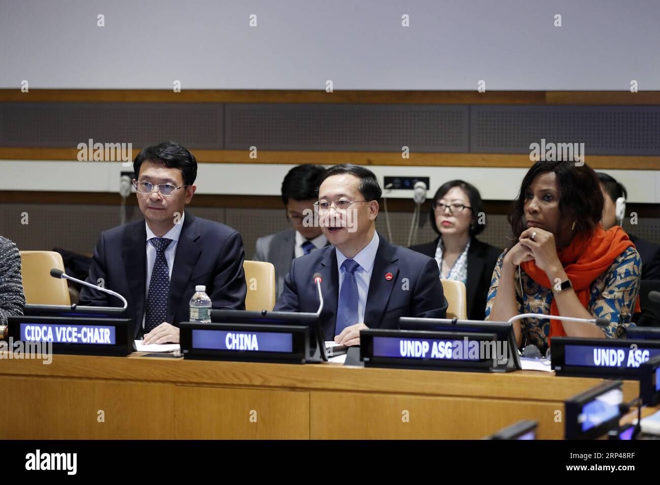 (181031) -- NAZIONI UNITE, 31 ottobre 2018 (Xinhua) -- ma Zhaoxu (C, fronte), il rappresentante permanente cinese presso le Nazioni Unite, affronta il caso di studio presso la sede delle Nazioni Unite a New York, 29 ottobre 2018. I progetti di assistenza agricola estera della Cina hanno portato ad un aumento della produzione alimentare e del reddito per i piccoli agricoltori della Guinea-Bissau e del Mozambico, secondo un case study rivelato lunedì. (Xinhua/li Muzi) COOPERAZIONE un-CINA-AFRICA-AGRICOLTURA PUBLICATIONxNOTxINxCHN Foto Stock