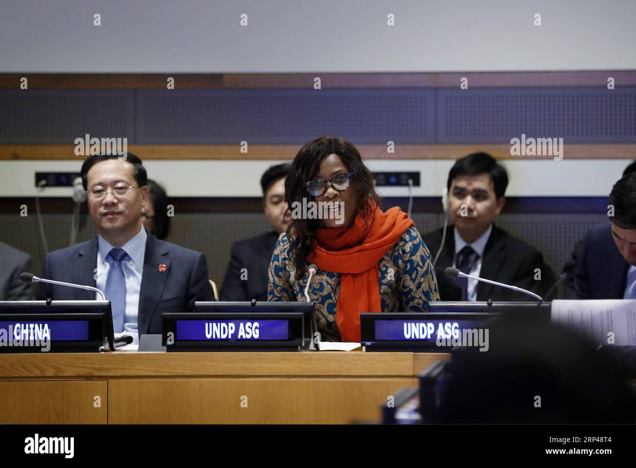 (181031) -- NAZIONI UNITE, 31 ottobre 2018 (Xinhua) -- Ahunna Eziakonwa (R, front), assistente amministratore e direttore regionale per l'Africa del programma delle Nazioni Unite per lo sviluppo (UNDP), affronta il caso di studio presso la sede delle Nazioni Unite a New York, 29 ottobre 2018. I progetti di assistenza agricola estera della Cina hanno portato ad un aumento della produzione alimentare e del reddito per i piccoli agricoltori della Guinea-Bissau e del Mozambico, secondo un case study rivelato lunedì. (Xinhua/li Muzi) COOPERAZIONE un-CINA-AFRICA-AGRICOLTURA PUBLICATIONxNOTxINxCHN Foto Stock