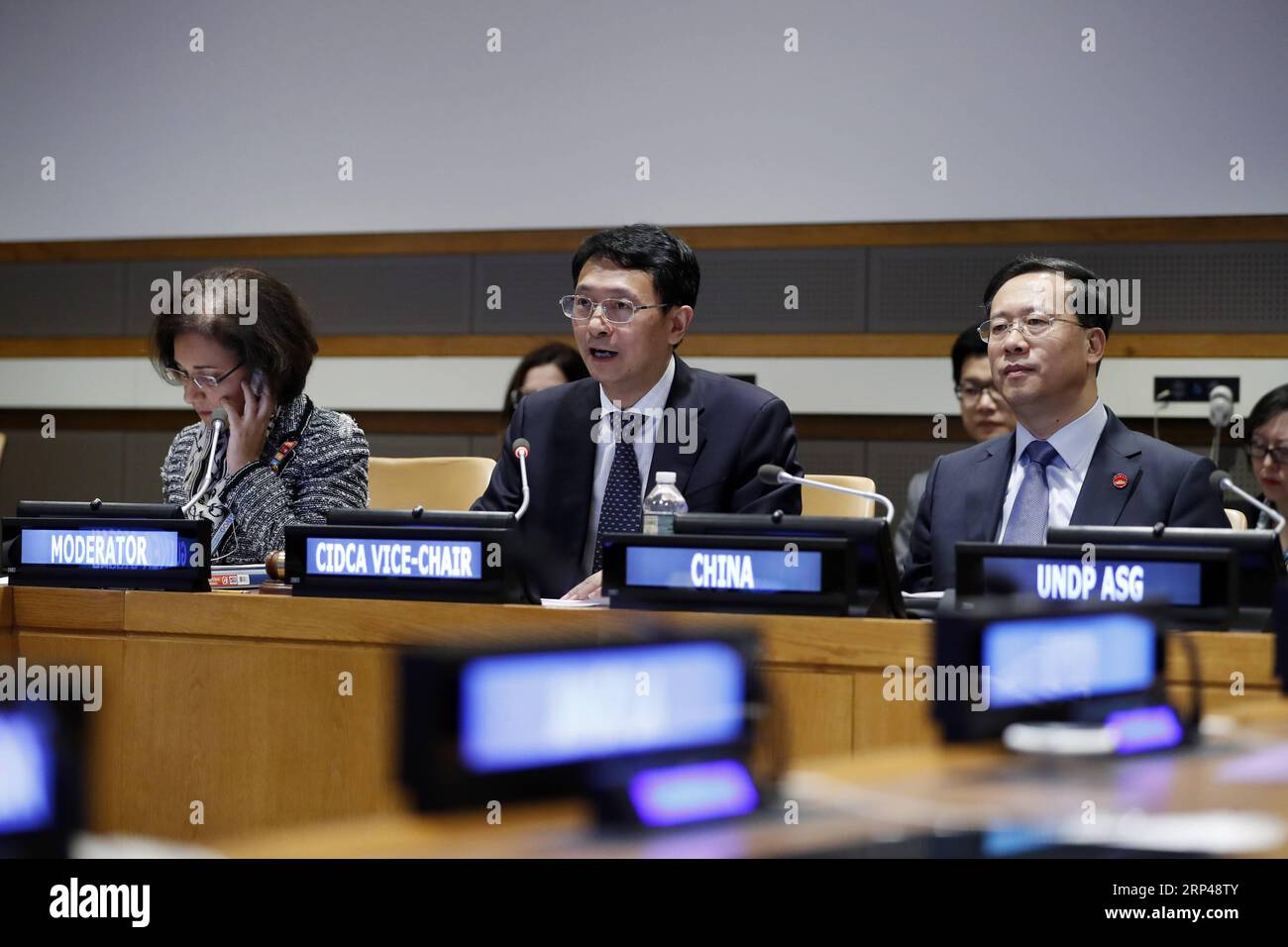 (181031) -- NAZIONI UNITE, 31 ottobre 2018 (Xinhua) -- Deng Boqing (C, front), vicepresidente della China International Development Cooperation Agency (CIDCA), affronta il caso di studio presso la sede delle Nazioni Unite a New York, 29 ottobre 2018. I progetti di assistenza agricola estera della Cina hanno portato ad un aumento della produzione alimentare e del reddito per i piccoli agricoltori della Guinea-Bissau e del Mozambico, secondo un case study rivelato lunedì. (Xinhua/li Muzi) COOPERAZIONE un-CINA-AFRICA-AGRICOLTURA PUBLICATIONxNOTxINxCHN Foto Stock