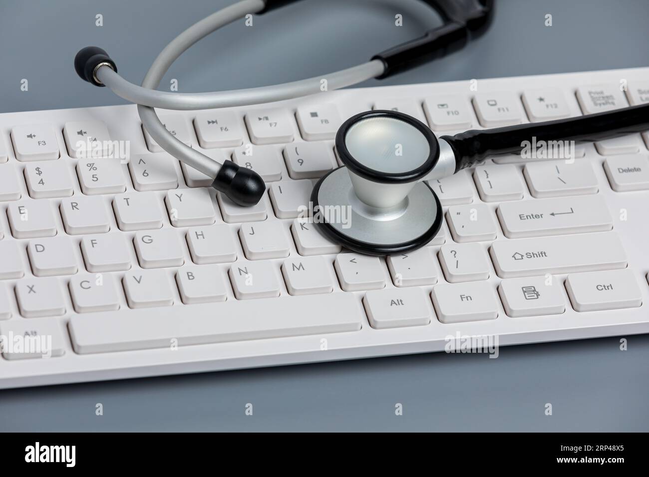 Stetoscopio e tastiera del computer. Cartelle cliniche, sicurezza dei dati, telesanità e concetto di telemedicina. Foto Stock