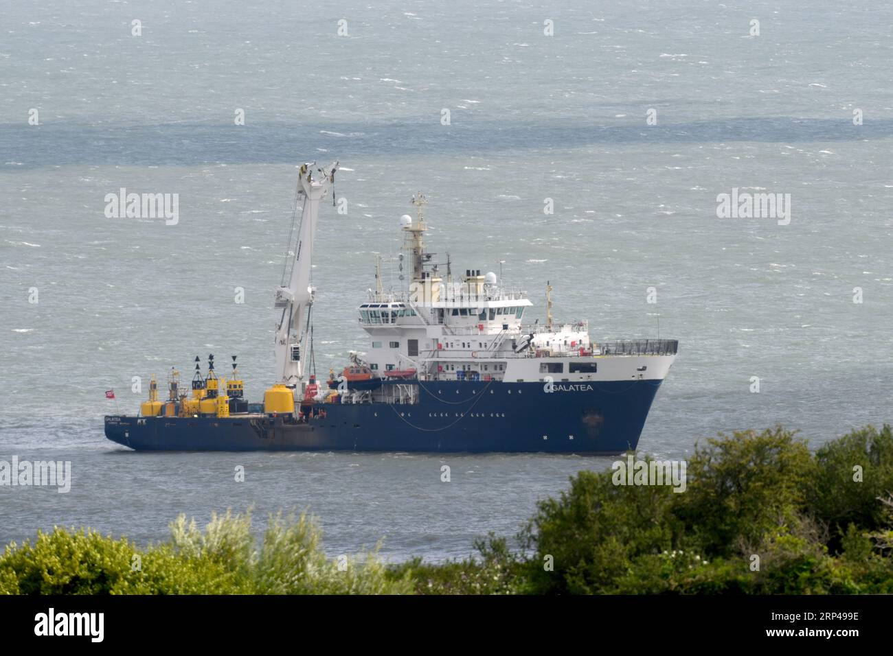 La nave Galatea solleva la Mixen Buoy dal mare al largo delle Mumbles per la manutenzione, Swansea, Galles Foto Stock