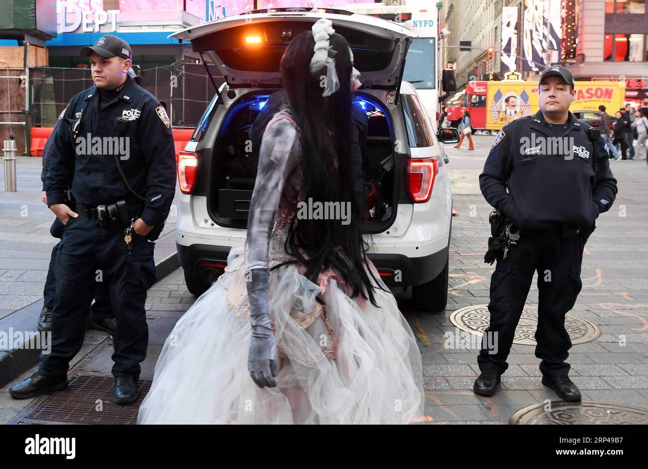 (181031) -- NEW YORK, 31 ottobre 2018 -- gli agenti di polizia stanno di guardia a Times Square a New York, negli Stati Uniti, il 31 ottobre 2018. New York City ha intensificato la sicurezza per l'annuale sfilata di Halloween mercoledì, un anno dopo che la festa è stata segnata da un attacco di camion terroristico che ha causato otto vittime e ne ha feriti una dozzina a Lower Manhattan. ) U.S.-NEW YORK-HALLOWEEN-SECURITY LixRui PUBLICATIONxNOTxINxCHN Foto Stock