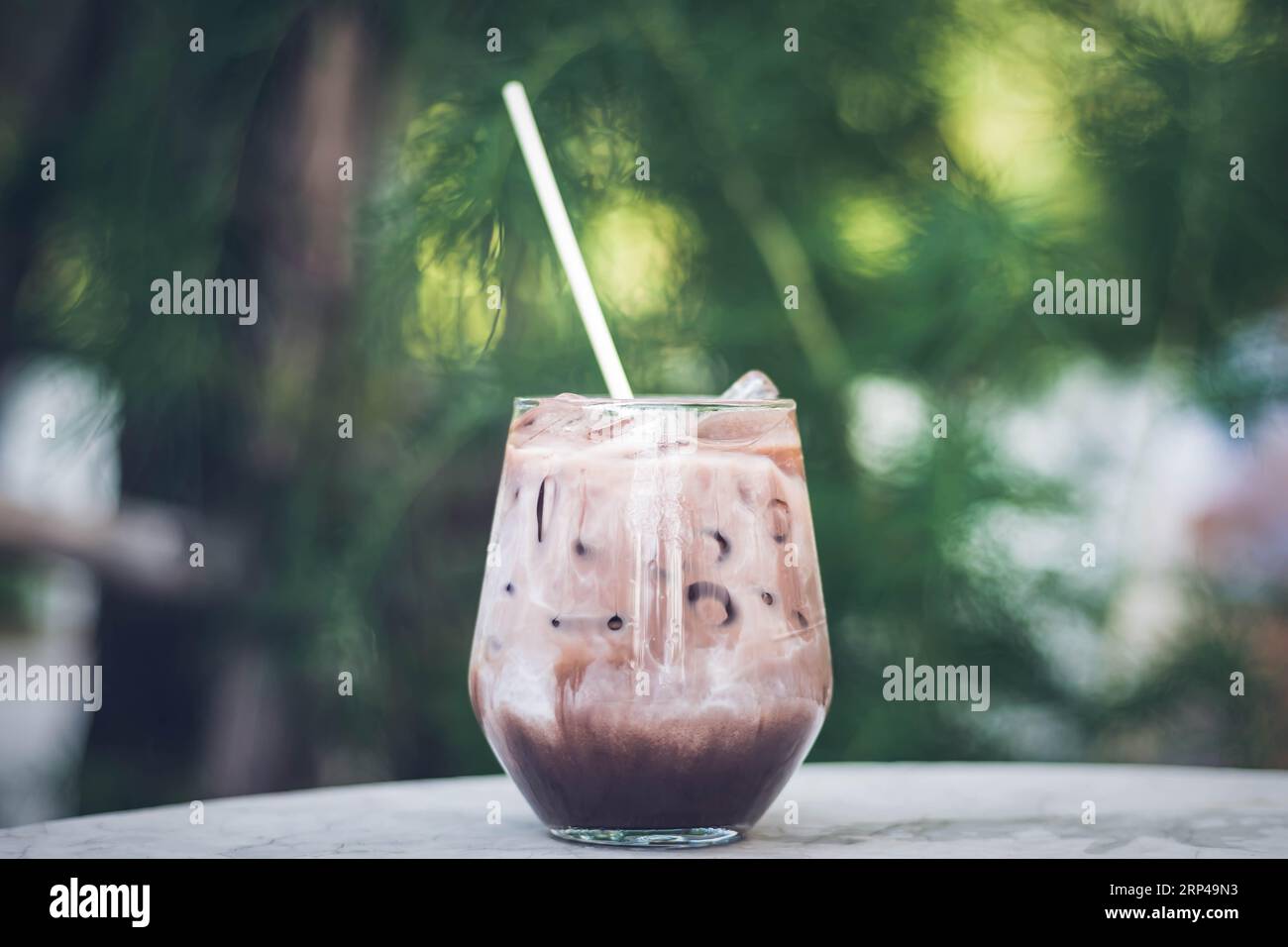 Rinfrescante tentazione di cacao: Il gusto rinfrescante del cioccolato Iced Foto Stock