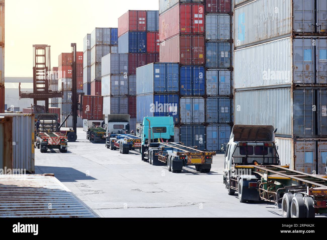 Immagine di un contenitore sollevato in un deposito di container. Foto Stock