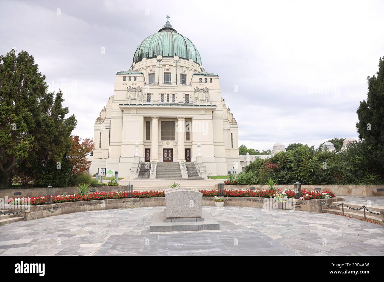 Un'accattivante vista frontale della chiesa nel cimitero centrale di Vienna (Wiener Zentralfriedhof), con i suoi grandiosi elementi architettonici. L'intricato Foto Stock