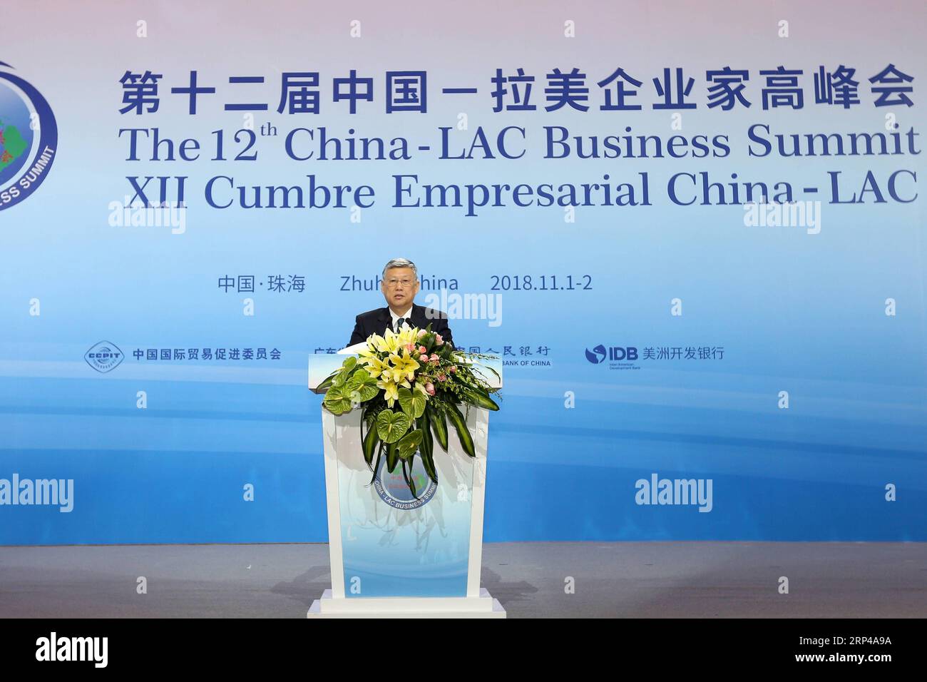 (181101) -- ZHUHAI, 1 novembre 2018 -- Liu Xincheng, vice presidente del Comitato Nazionale della Conferenza consultiva politica del popolo cinese (CPPCC), tiene un discorso di apertura alla cerimonia di apertura del 12° vertice aziendale Cina-America Latina e Caraibi (Cina-LAC) a Zhuhai, nella provincia del Guangdong della Cina meridionale, il 1° novembre 2018. ) (Sxk) CHINA-GUANGDONG-LIU XINCHENG-SUMMIT-SPEECH (CN) ZhangxJiayang PUBLICATIONxNOTxINxCHN Foto Stock