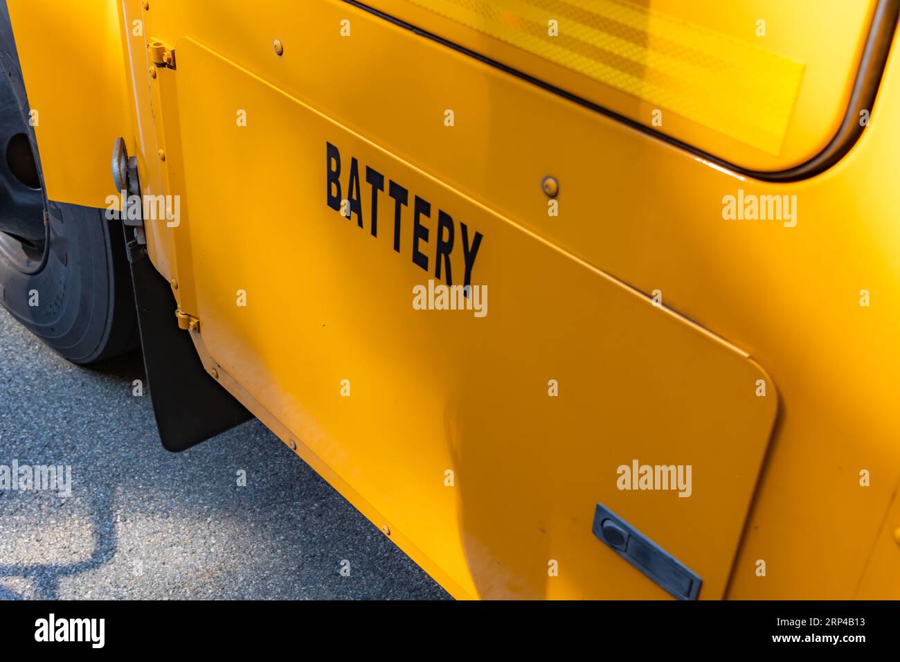 Lato di uno scuolabus giallo parcheggiato. Foto Stock
