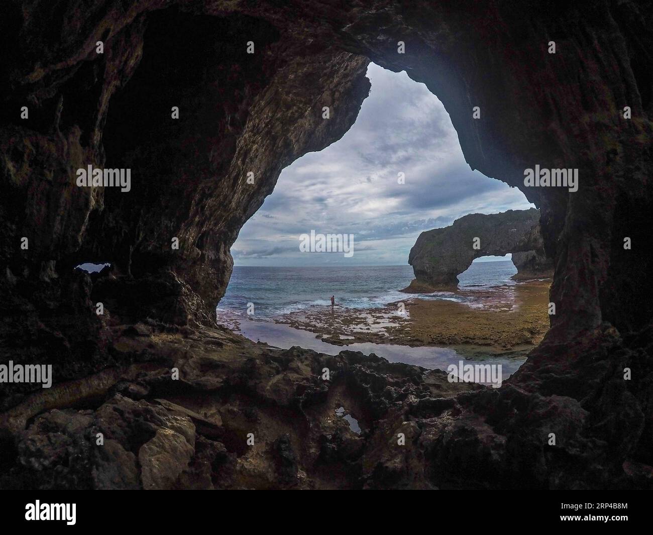 (181103) -- ALOFI, 3 novembre 2018 -- foto scattata il 31 ottobre 2018 mostra un uomo in piedi sulla spiaggia di Talava Arches a Niue. Niue, come detta la Rocca , è una delle più grandi isole coralline del pianeta con scogliere spettacolari, grotte interessanti e chasms brulicanti di vita marina. I visitatori possono fare snorkeling, immersioni e gite per l'avvistamento delle balene). (rh) NIUE-ALOFI-SCENICS GuoxLei PUBLICATIONxNOTxINxCHN Foto Stock