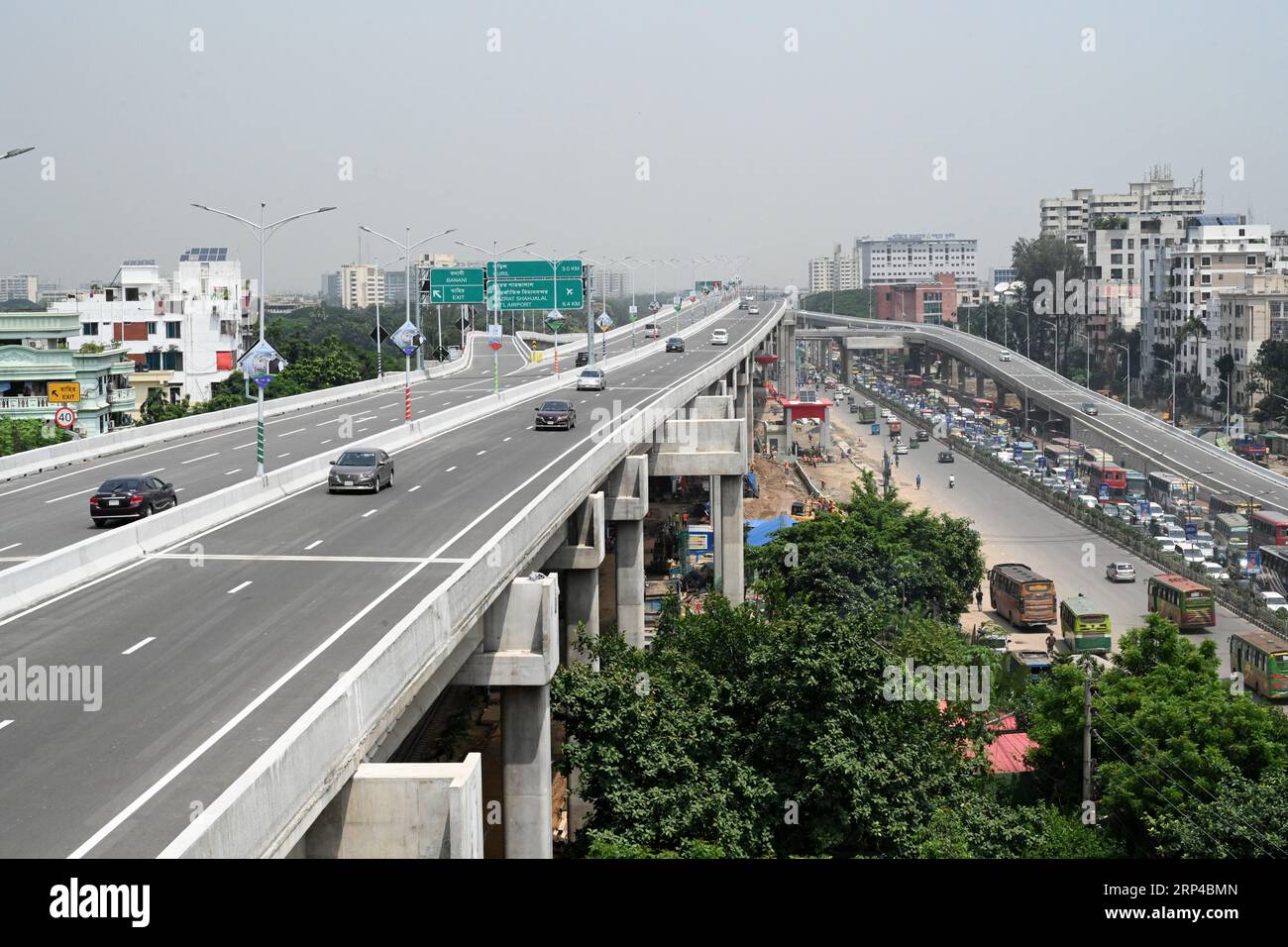 I veicoli guidano sulla prima Expressway sopraelevata dopo l'apertura a Dacca, Bangladesh, il 3 settembre 3023 crediti: Mamunur Rashid/Alamy Live News Foto Stock