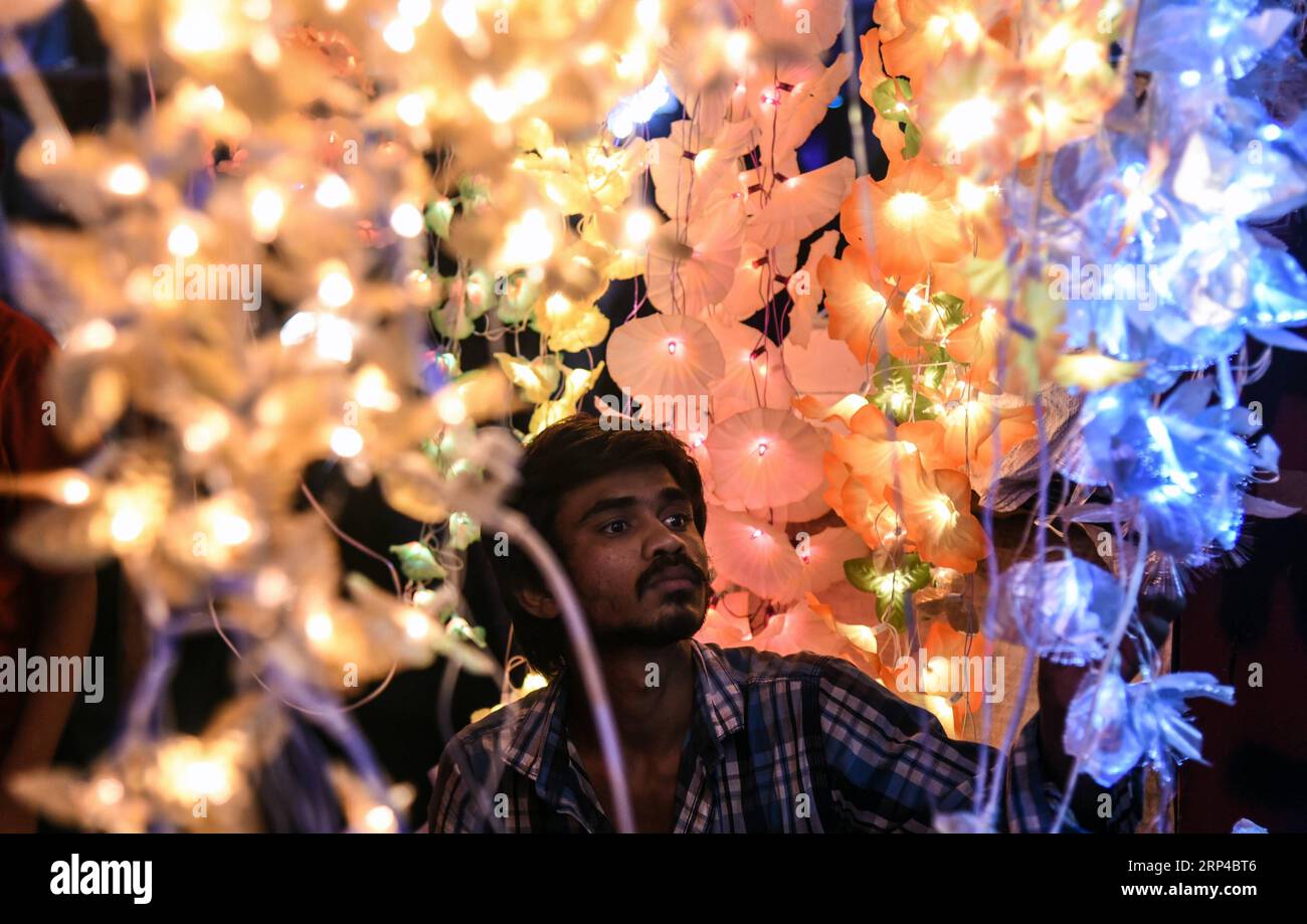 (181104) -- MUMBAI, 3 novembre 2018 () -- Un fornitore attende i clienti in un mercato elettronico prima del festival Diwali di Mumbai, India, 3 novembre 2018. Diwali, la festa delle luci che simboleggia la vittoria del bene sul male, commemora il ritorno di Lord RAM nel suo regno Ayodhya dopo 14 anni di esilio. (/Stringer) (zhf) INDIA-MUMBAI-DIWALI FESTIVAL-LIGHT Xinhua PUBLICATIONxNOTxINxCHN Foto Stock