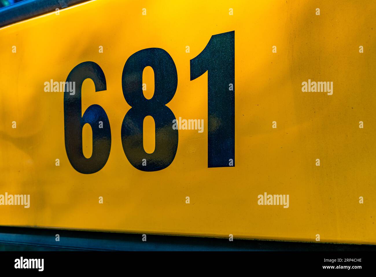 Sul retro di uno scuolabus giallo parcheggiato numero 681 Foto Stock