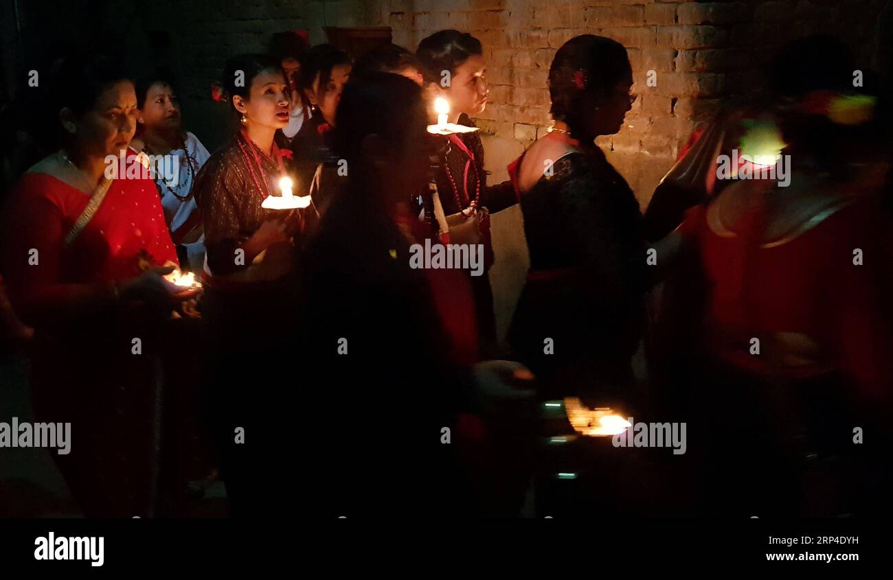 (181105) -- KATHMADNU, 5 novembre 2018 -- le donne della comunità etnica Newar partecipano a Candle Walk per celebrare il Nepal Sambat a Kathmandu, Nepal, il 5 novembre 2018. ) (rh) NEPAL-KATHMANDU-NEPAL SAMBAT-CELEBRATION sunilxsharma PUBLICATIONxNOTxINxCHN Foto Stock