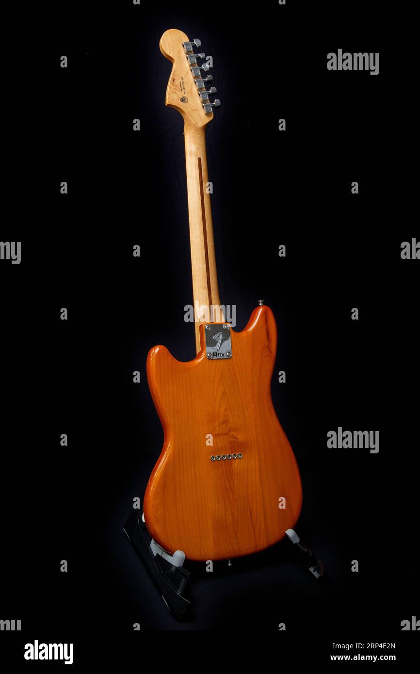 Fender Mustang 90 chitarra elettrica in scala ridotta su sfondo nero. Costruito in Messico, pick up P90, 75° anniversario Fender. Foto Stock