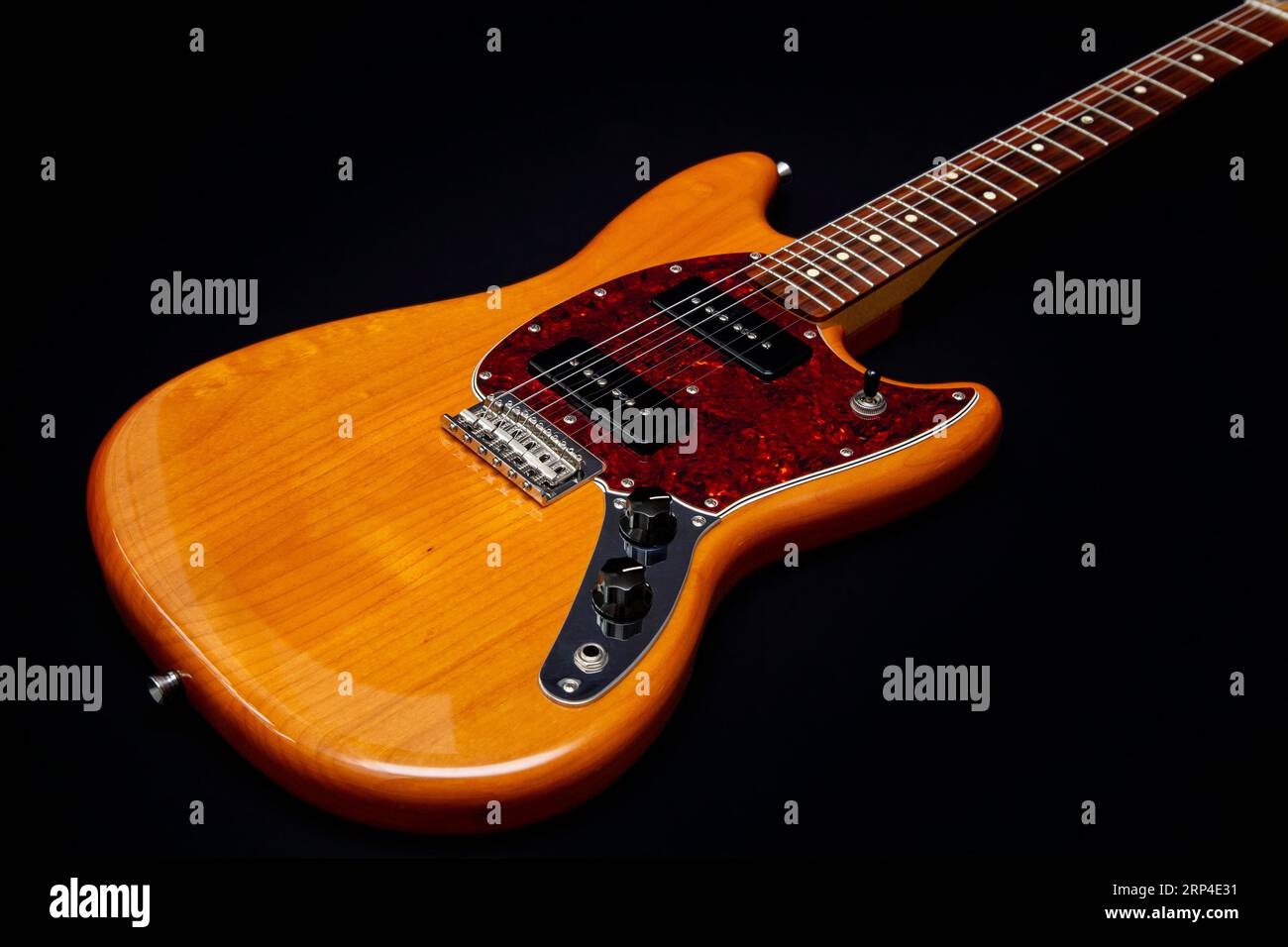 Fender Mustang 90 chitarra elettrica in scala ridotta su sfondo nero. Costruito in Messico, pick up P90, 75° anniversario Fender. Foto Stock