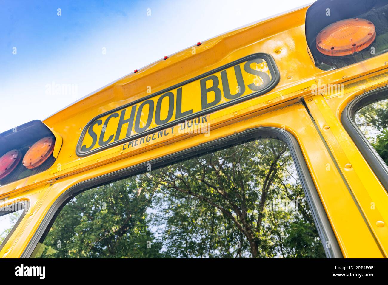 sul retro di uno scuolabus giallo parcheggiato Foto Stock