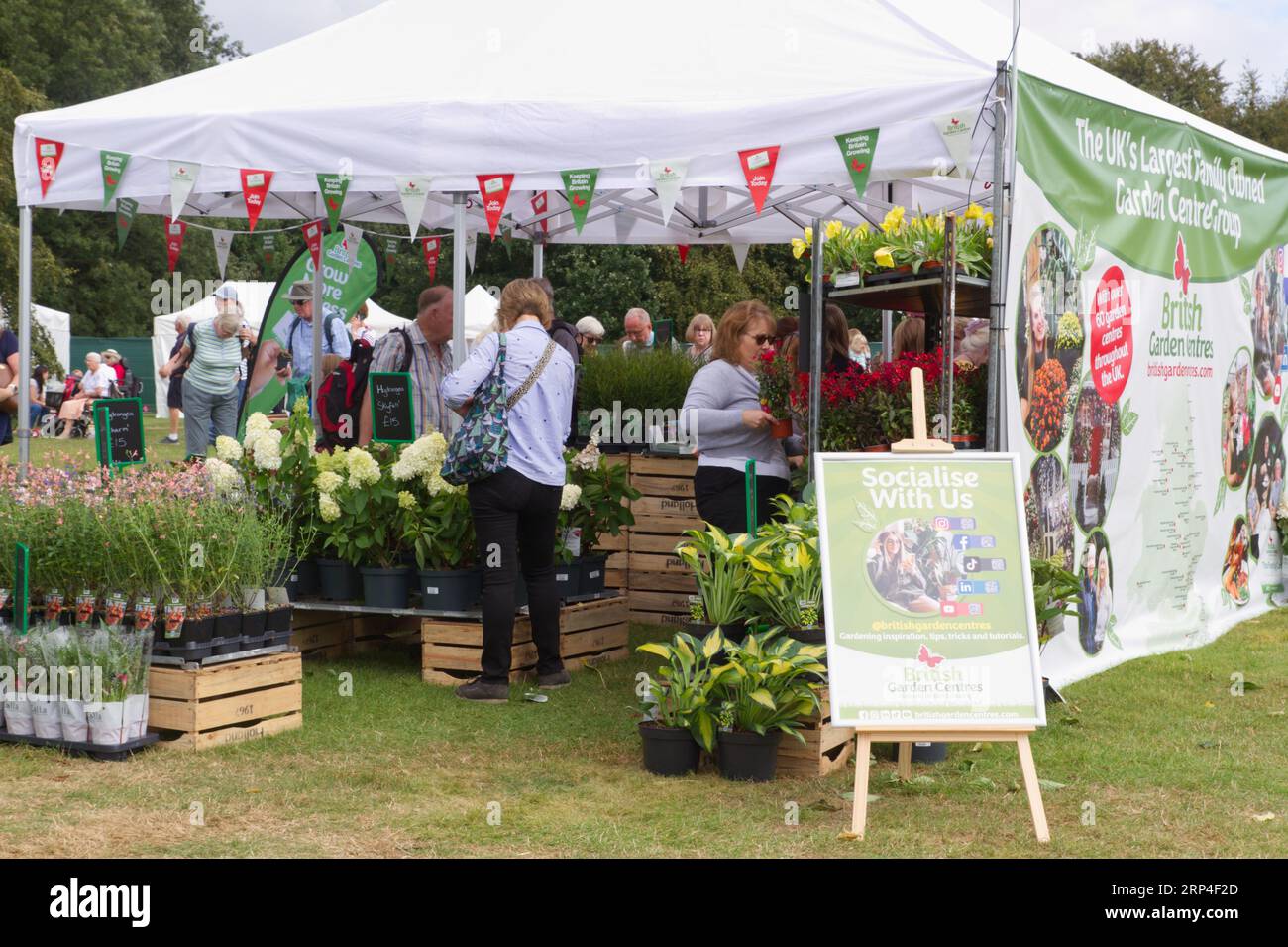 La seconda fiera autunnale mondiale dei giardinieri ad Audley End House and Gardens, Saffron Walden, Essex. Chiosco e mostra di fiori dei British Garden Centres. Foto Stock