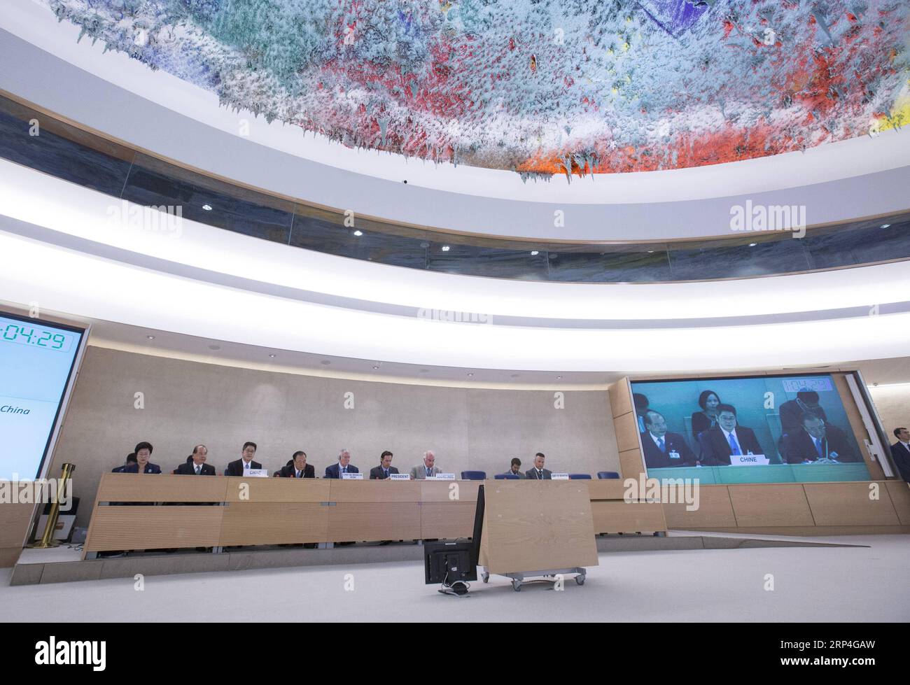 (181108) -- GINEVRA, 8 novembre 2018 -- i delegati cinesi partecipano alla sessione della revisione periodica universale del Consiglio dei diritti umani delle Nazioni Unite a Ginevra, Svizzera, il 6 novembre 2018. Martedì scorso il meccanismo di revisione periodica universale del Consiglio per i diritti umani delle Nazioni Unite ha esaminato per la terza volta i dati relativi ai diritti umani, dopo le due revisioni precedenti, rispettivamente nel 2009 e nel 2013. Martedì il Vice Ministro degli Esteri cinese le Yucheng ha dichiarato che la prospettiva cinese sui diritti umani è stata ampiamente compresa, riconosciuta e sostenuta. ) (YY) SVIZZERA-GINEVRA-UN-CINA-DIRITTI UMANI XUXJINQUAN PUB Foto Stock