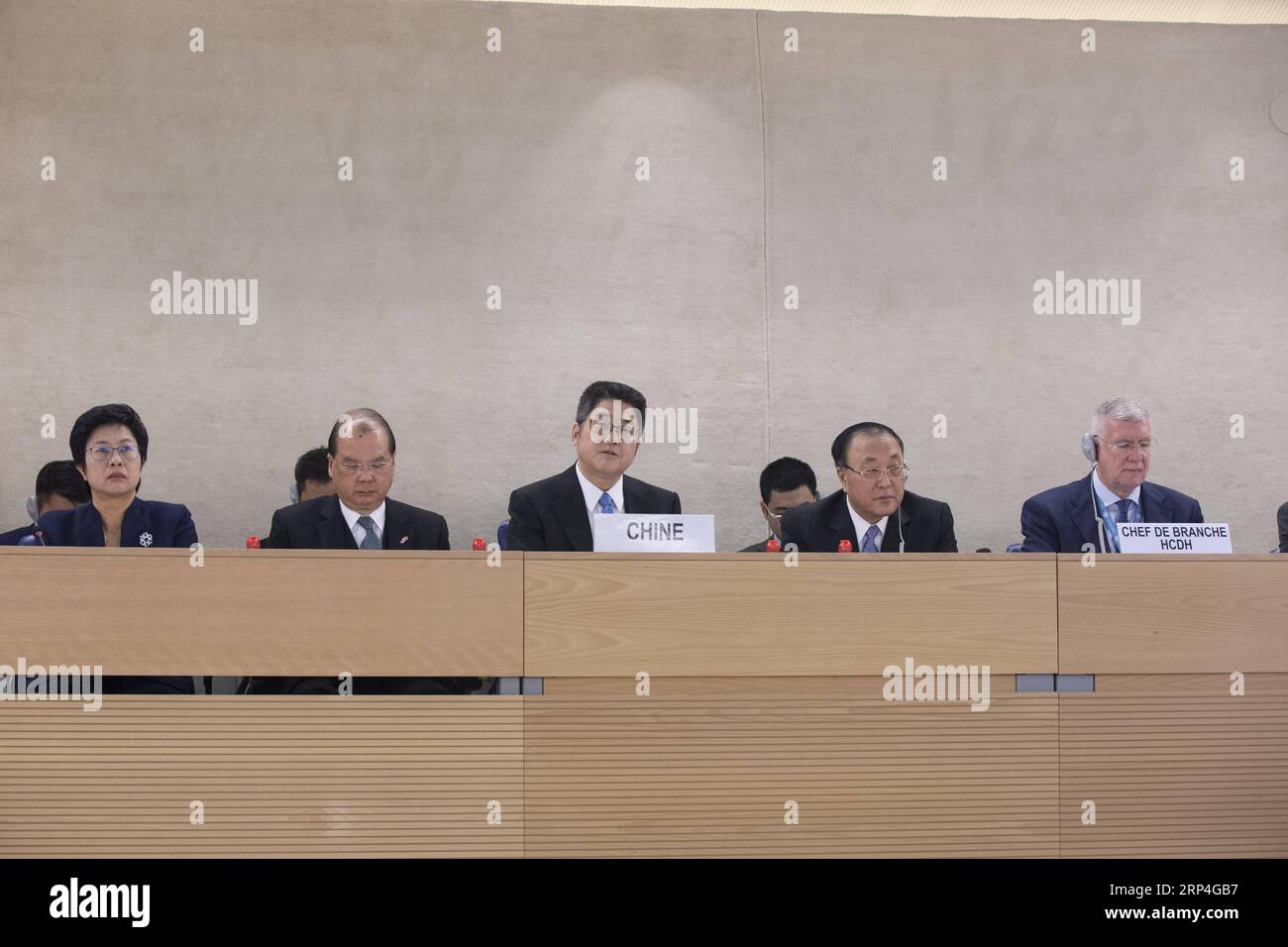 (181108) -- GINEVRA, 8 novembre 2018 -- il vice ministro degli Esteri della Cina le Yucheng (C) prende parte alla sessione della revisione periodica universale del Consiglio per i diritti umani delle Nazioni Unite a Ginevra, Svizzera, il 6 novembre 2018. Le Yucheng ha affermato che la prospettiva cinese sui diritti umani è stata ampiamente compresa, riconosciuta e sostenuta. Martedì scorso il meccanismo di revisione periodica universale del Consiglio per i diritti umani delle Nazioni Unite ha esaminato per la terza volta i dati relativi ai diritti umani in Cina, dopo le due revisioni precedenti, rispettivamente nel 2009 e nel 2013. ) (yy) SVIZZERA-GINEVRA-un-CINA-DIRITTI UMANI XuxJinquan PUBLICATIONxNO Foto Stock