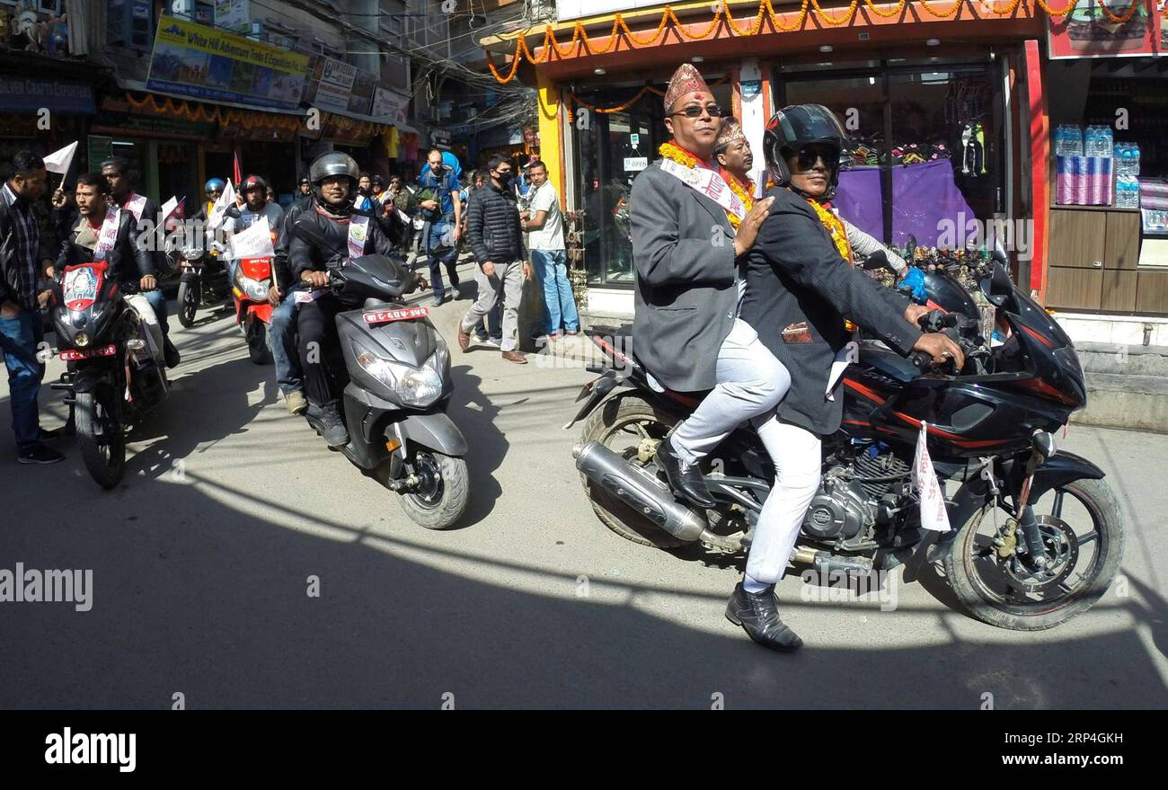 (181108) -- KATHMADNU, 8 novembre 2018 -- persone provenienti dalla comunità etnica Newar partecipano a un raduno motociclistico durante la celebrazione Nepal Sambat a Kathmandu, Nepal, l'8 novembre 2018. ) (rh) NEPAL-KATHMANDU-NEPAL SAMBAT-CELEBRATION sunilxsharma PUBLICATIONxNOTxINxCHN Foto Stock