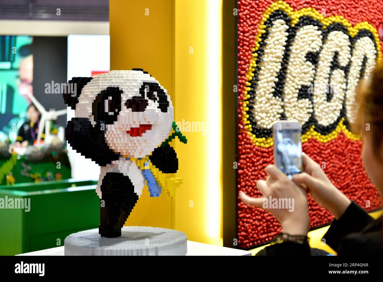 (181108) -- SHANGHAI, 8 novembre 2018 -- Un visitatore scatta foto della mascotte Lego della prima China International Import Expo (CIIE) al CIIE di Shanghai, Cina orientale, 8 novembre 2018. ) (wsw) (IMPORT EXPO)CHINA-SHANGHAI-CIIE-CUTE PRODUCTS (CN) LixXin PUBLICATIONxNOTxINxCHN Foto Stock