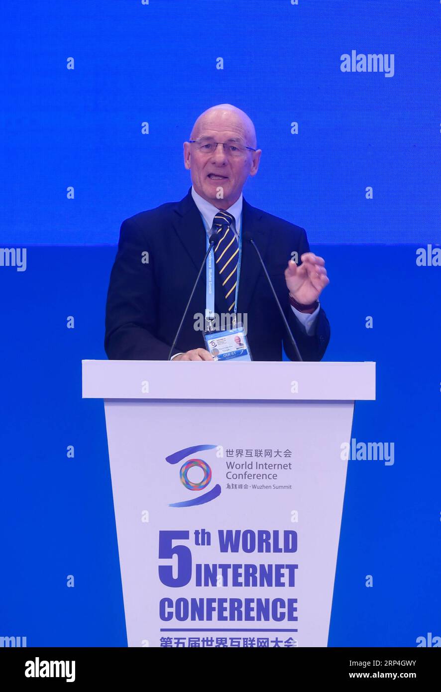 (181108) -- TONGXIANG, 8 novembre 2018 -- David Patterson, Professore Emerito in pensione di Scienze informatiche presso l'Università della California Berkeley e vincitore del 2017 ACM A.M. Turing Award, parla al sub-forum FinTech and Construction of a Social Credit System durante la quinta conferenza mondiale su Internet a Wuzhen di Tongxiang, provincia dello Zhejiang nella Cina orientale, 8 novembre 2018. ) (lmm) CHINA-ZHEJIANG-WUZHEN-TECHNOLOGY-INTERNET-WIC (CN) HuangxZongzhi PUBLICATIONxNOTxINxCHN Foto Stock