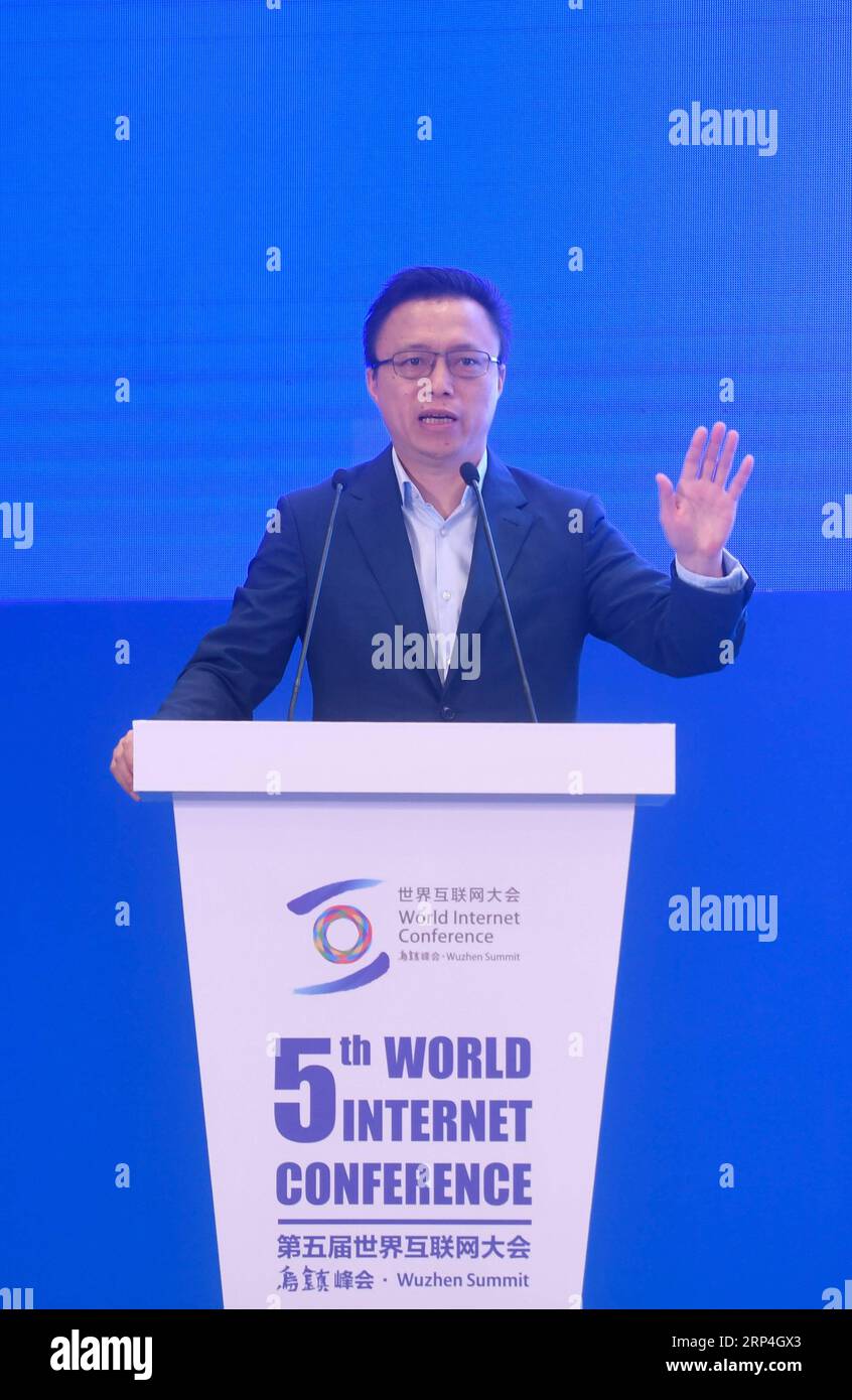 (181108) -- TONGXIANG, 8 novembre 2018 -- Jing Xiandong, presidente esecutivo e CEO di Ant Financial Services Group, parla al sotto-forum FinTech and Construction of a Social Credit System durante la quinta conferenza mondiale di Internet a Wuzhen di Tongxiang, provincia dello Zhejiang della Cina orientale, 8 novembre 2018. ) (lmm) CHINA-ZHEJIANG-WUZHEN-TECHNOLOGY-INTERNET-WIC (CN) HuangxZongzhi PUBLICATIONxNOTxINxCHN Foto Stock