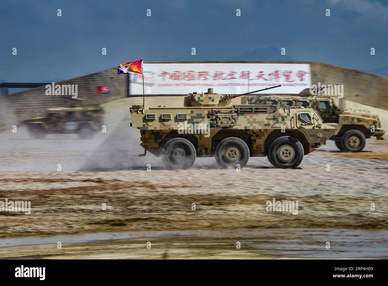 (181108) -- ZHUHAI, 8 novembre 2018 -- i veicoli corazzati assistono a un'esposizione dinamica di attrezzature militari terrestri alla 12a China International Aviation and Aerospace Exhibition (Airshow China) a Zhuhai, nella provincia del Guangdong, nel sud della Cina, il 7 novembre 2018. ) (Sxk) CHINA-GUANGDONG-ZHUHAI-AIRSHOW-GROUND MILITARY EQUIPMENT (CN) YangxGuang PUBLICATIONxNOTxINxCHN Foto Stock