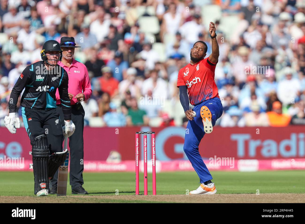 Birmingham, Regno Unito. 3 settembre 2023. L'inglese Chris Jordan in azione nel bowling durante il 3° Vitality T20 International match tra Inghilterra e nuova Zelanda all'Edgbaston Cricket Ground di Birmingham, Inghilterra, il 3 settembre 2023. Foto di Stuart Leggett. Solo per uso editoriale, licenza necessaria per uso commerciale. Nessun utilizzo in scommesse, giochi o pubblicazioni di un singolo club/campionato/giocatore. Credito: UK Sports Pics Ltd/Alamy Live News Foto Stock