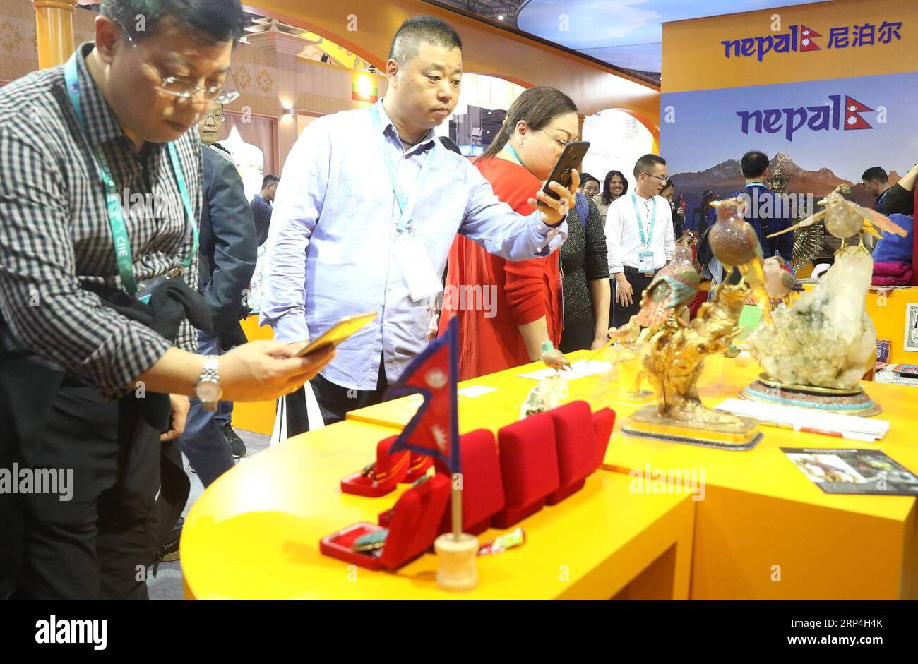 (181108) -- SHANGHAI, 8 novembre 2018 -- la gente visita lo stand del Nepal alla prima China International Import Expo (CIIE) a Shanghai, Cina orientale, 7 novembre 2018. Un totale di 82 paesi e tre organizzazioni internazionali hanno presentato i loro risultati nello sviluppo economico e commerciale e prodotti competitivi presso 71 stand del Padiglione Paese per il commercio e gli investimenti del CIIE. )(wsw) (IMPORT EXPO)CHINA-SHANGHAI-CIIE-COUNTRY PAVILION (CN) ChenxFei PUBLICATIONxNOTxINxCHN Foto Stock