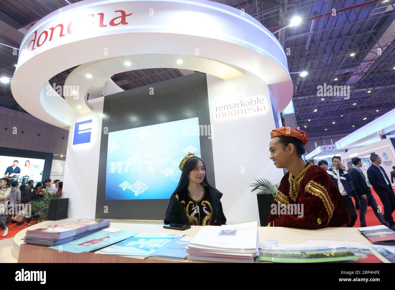 (181109) -- SHANGHAI, 9 novembre 2018 -- la gente parla allo stand dell'Indonesia al primo China International Import Expo (CIIE) a Shanghai, nella Cina orientale, 9 novembre 2018. Il CIIE ha aperto a Shanghai lunedì, attirando partecipanti da 172 paesi, regioni e organizzazioni internazionali. ) (IMPORT EXPO)CHINA-SHANGHAI-CIIE (CN) ZHANGXJIAYANG PUBLICATIONXNOTXINXCHN Foto Stock