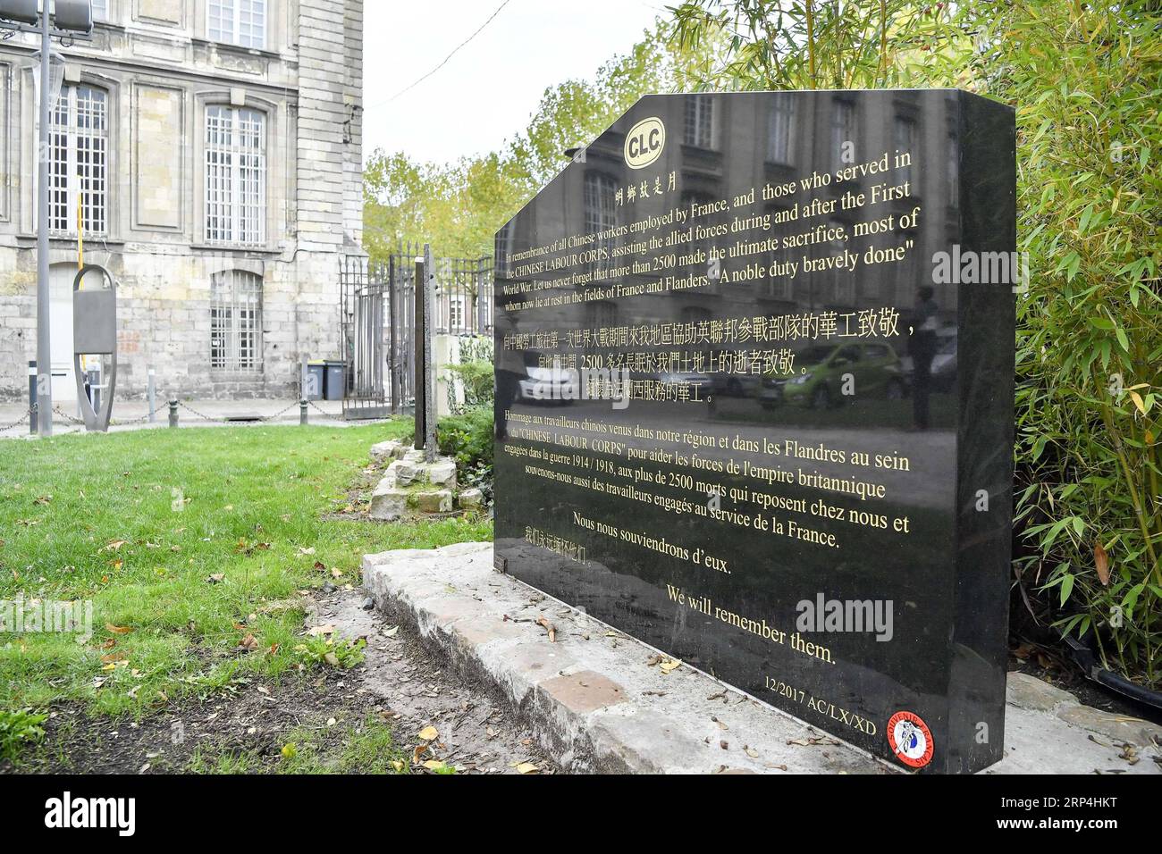 (181109) -- ARRAS, 9 novembre 2018 -- foto scattata il 6 novembre 2018 mostra una stele commemorativa dei lavoratori cinesi deceduti durante la prima guerra mondiale ad Arras, in Francia. L'11 novembre 2018 segna il 100° anniversario dell'armistizio della prima guerra mondiale )(psw) FRANCIA-ARRAS-i GUERRA MONDIALE-LAVORATORI CINESI ChenxYichen PUBLICATIONxNOTxINxCHN Foto Stock